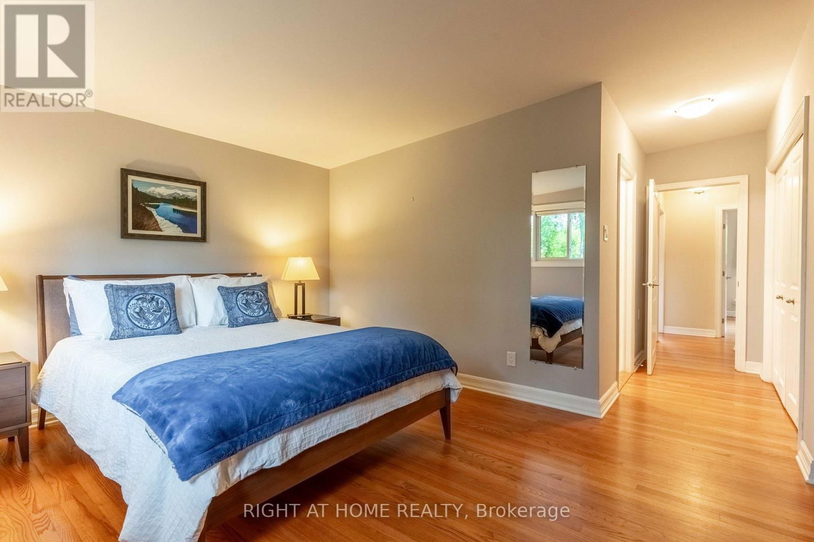 1054 CASTLE HILL CRESCENT Image 21