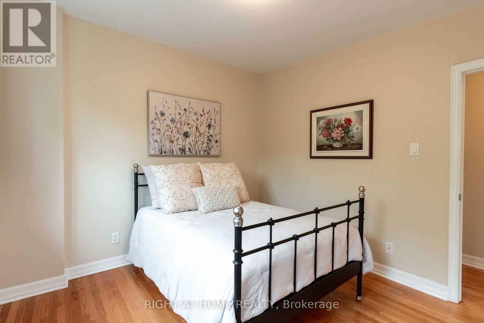 1054 CASTLE HILL CRESCENT Image 25