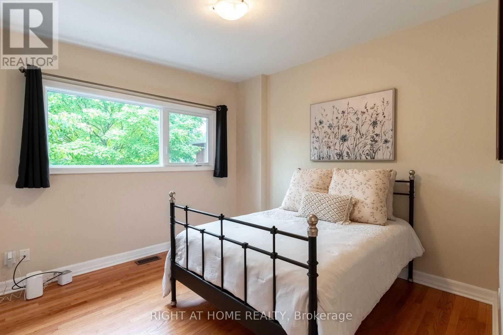 1054 CASTLE HILL CRESCENT Image 26