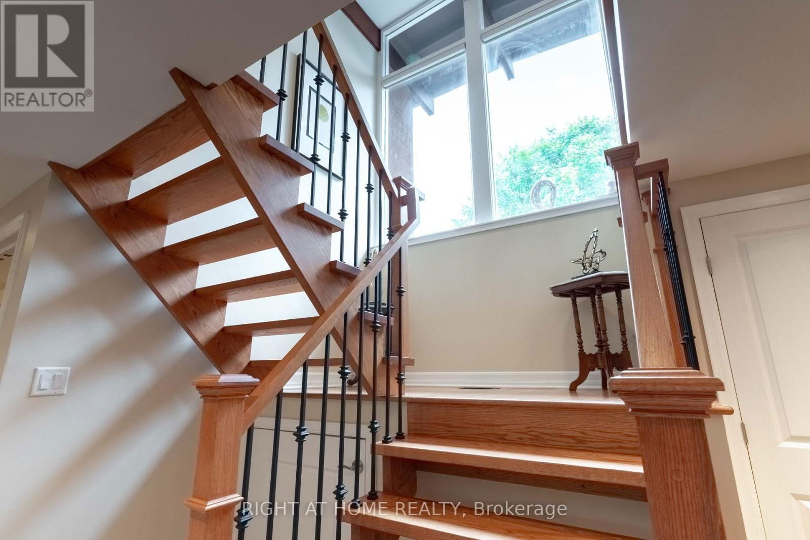 1054 CASTLE HILL CRESCENT Image 28
