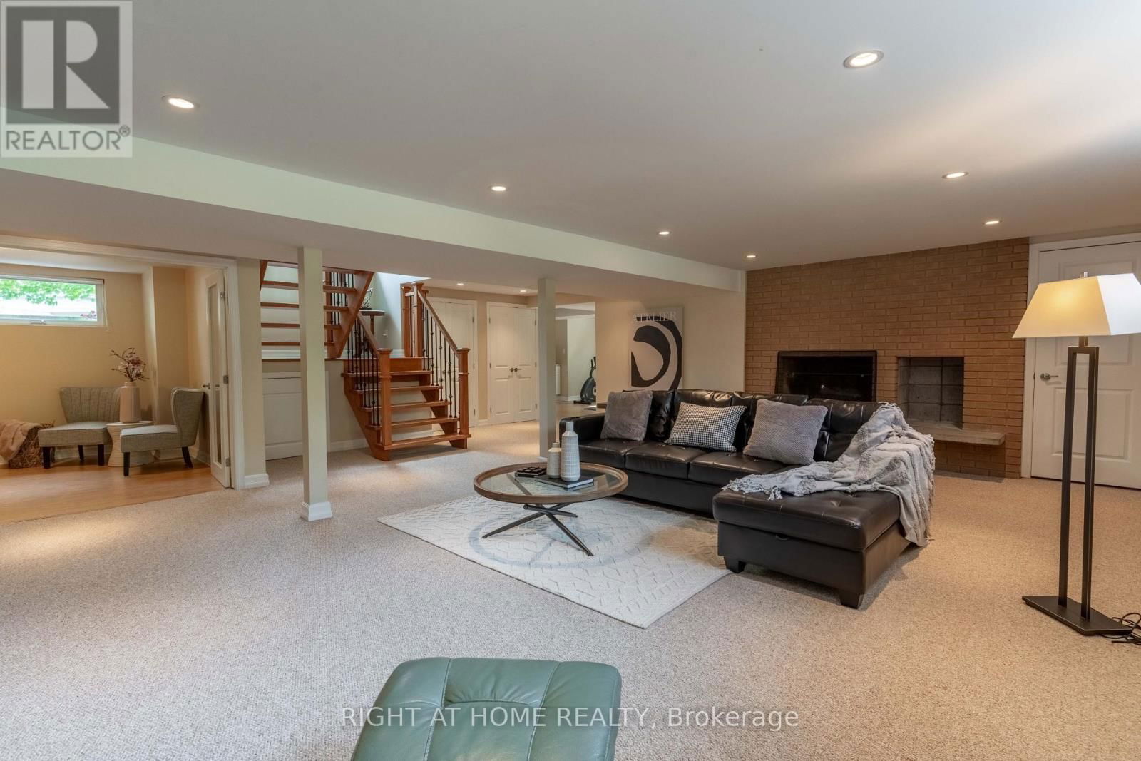 1054 CASTLE HILL CRESCENT Image 29