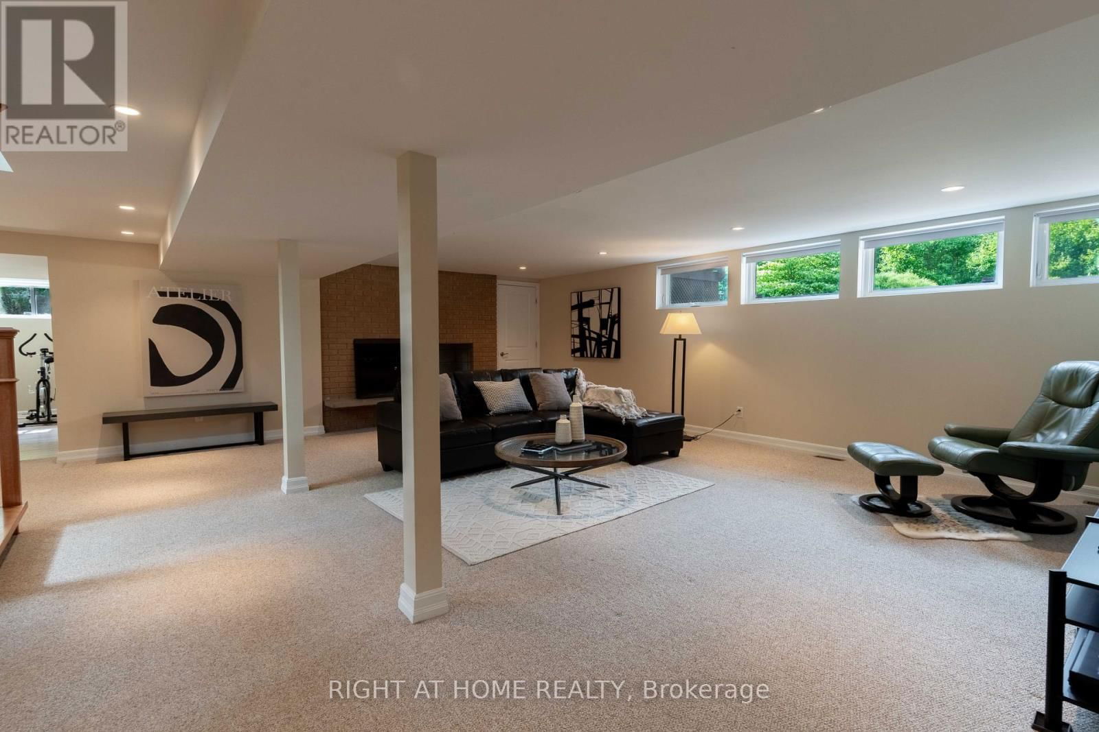 1054 CASTLE HILL CRESCENT Image 30