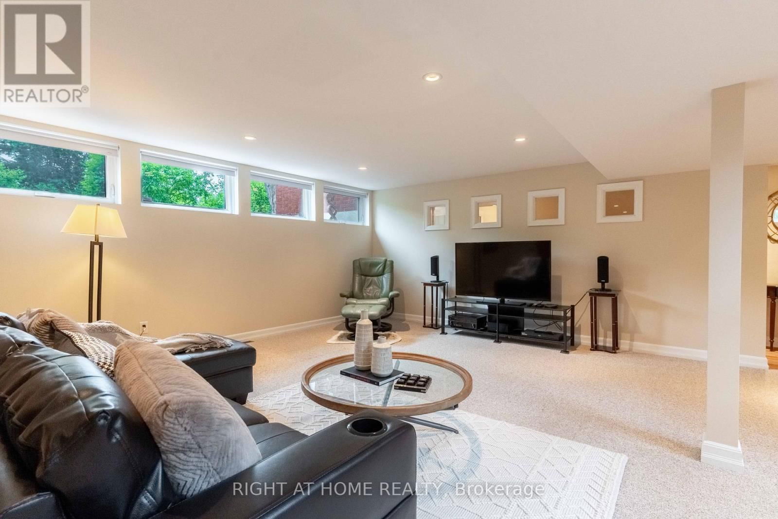 1054 CASTLE HILL CRESCENT Image 31