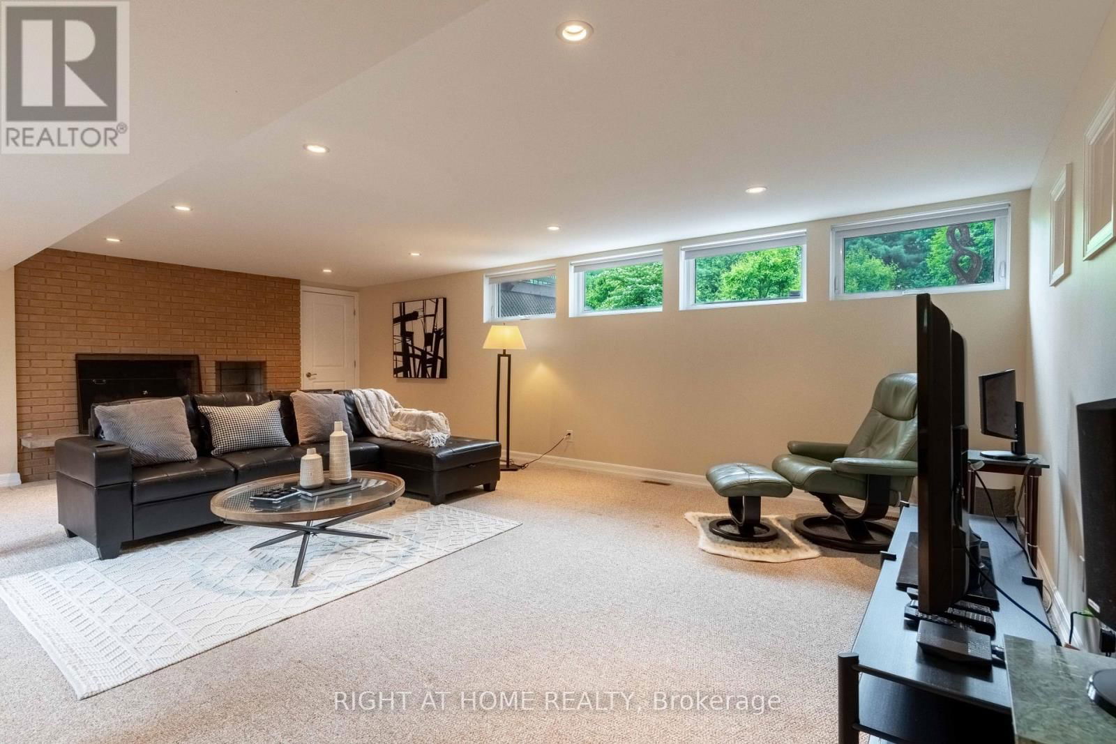 1054 CASTLE HILL CRESCENT Image 32