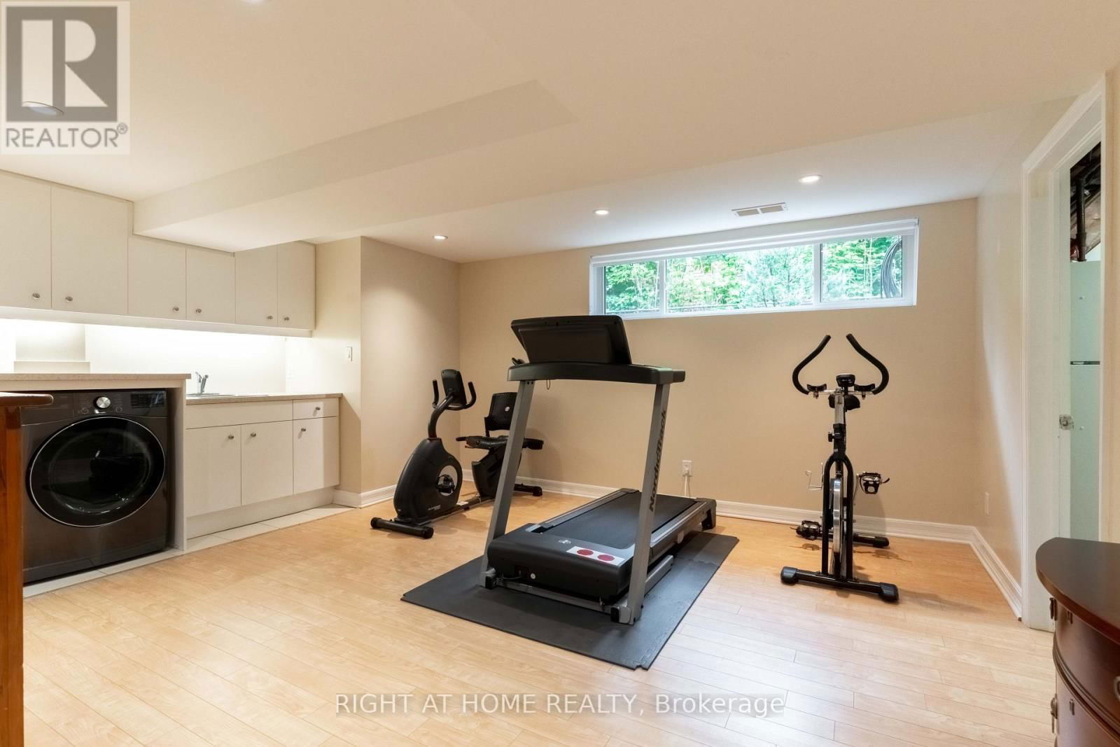 1054 CASTLE HILL CRESCENT Image 33