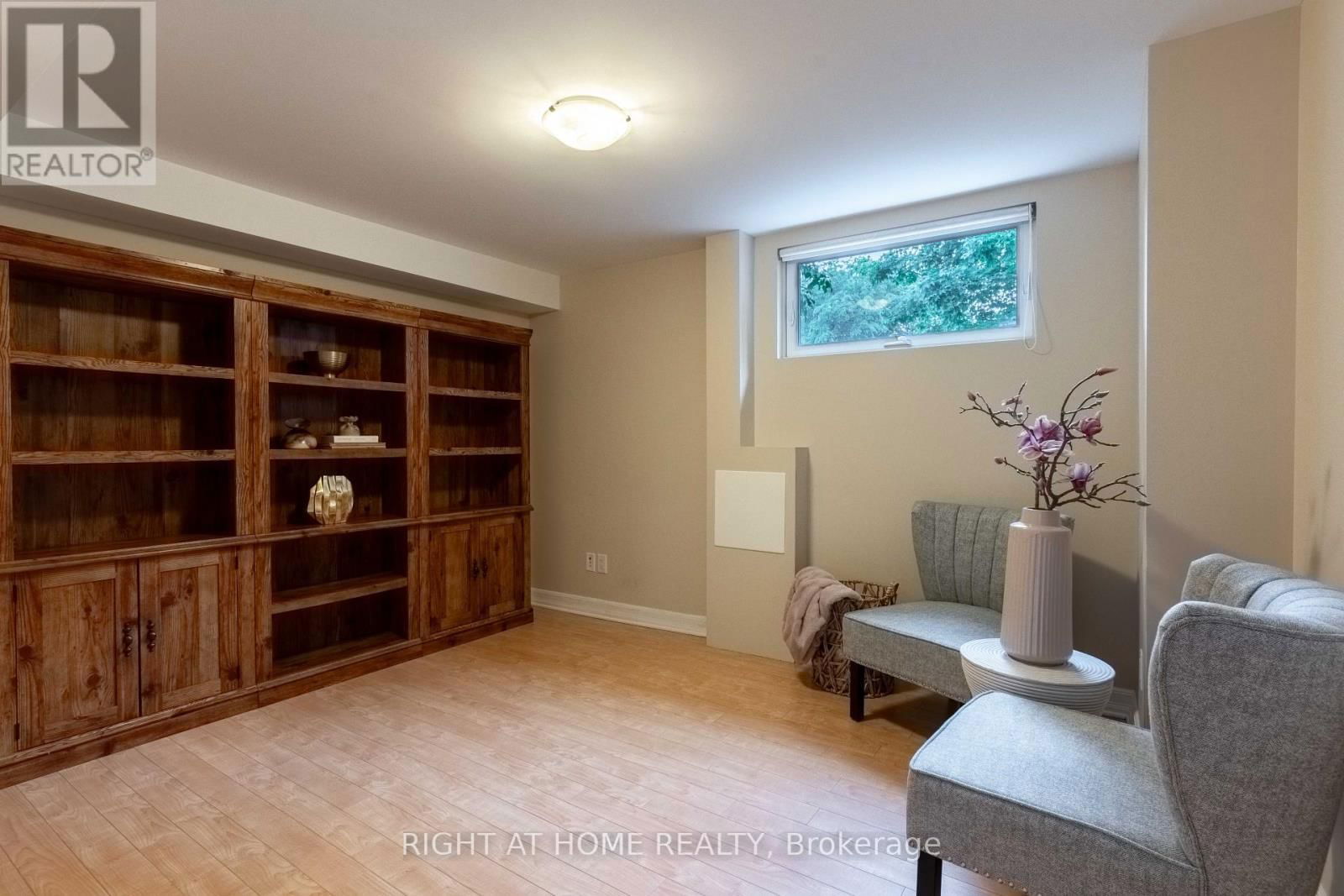 1054 CASTLE HILL CRESCENT Image 35