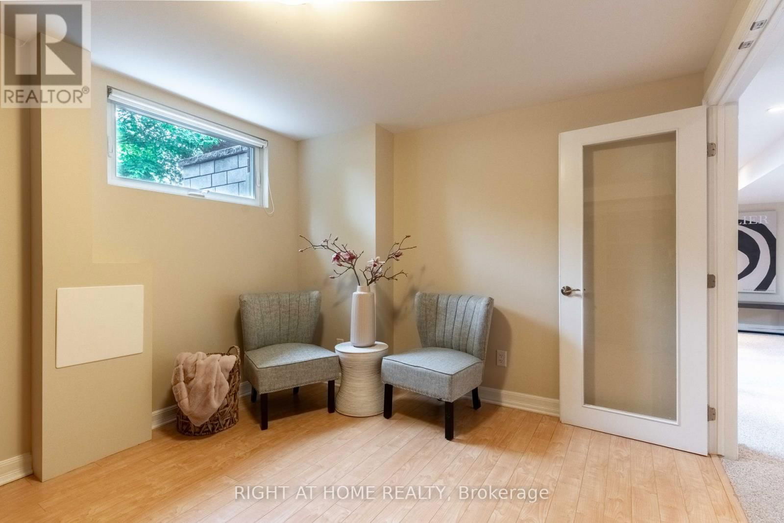 1054 CASTLE HILL CRESCENT Image 36