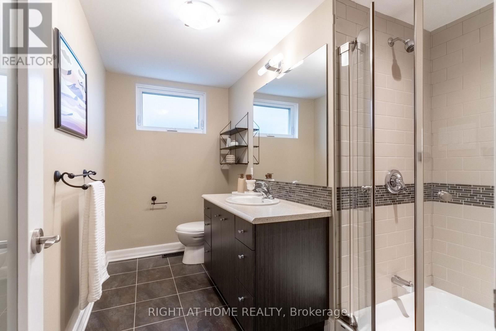 1054 CASTLE HILL CRESCENT Image 37