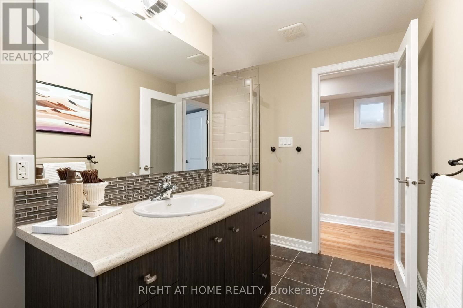 1054 CASTLE HILL CRESCENT Image 38