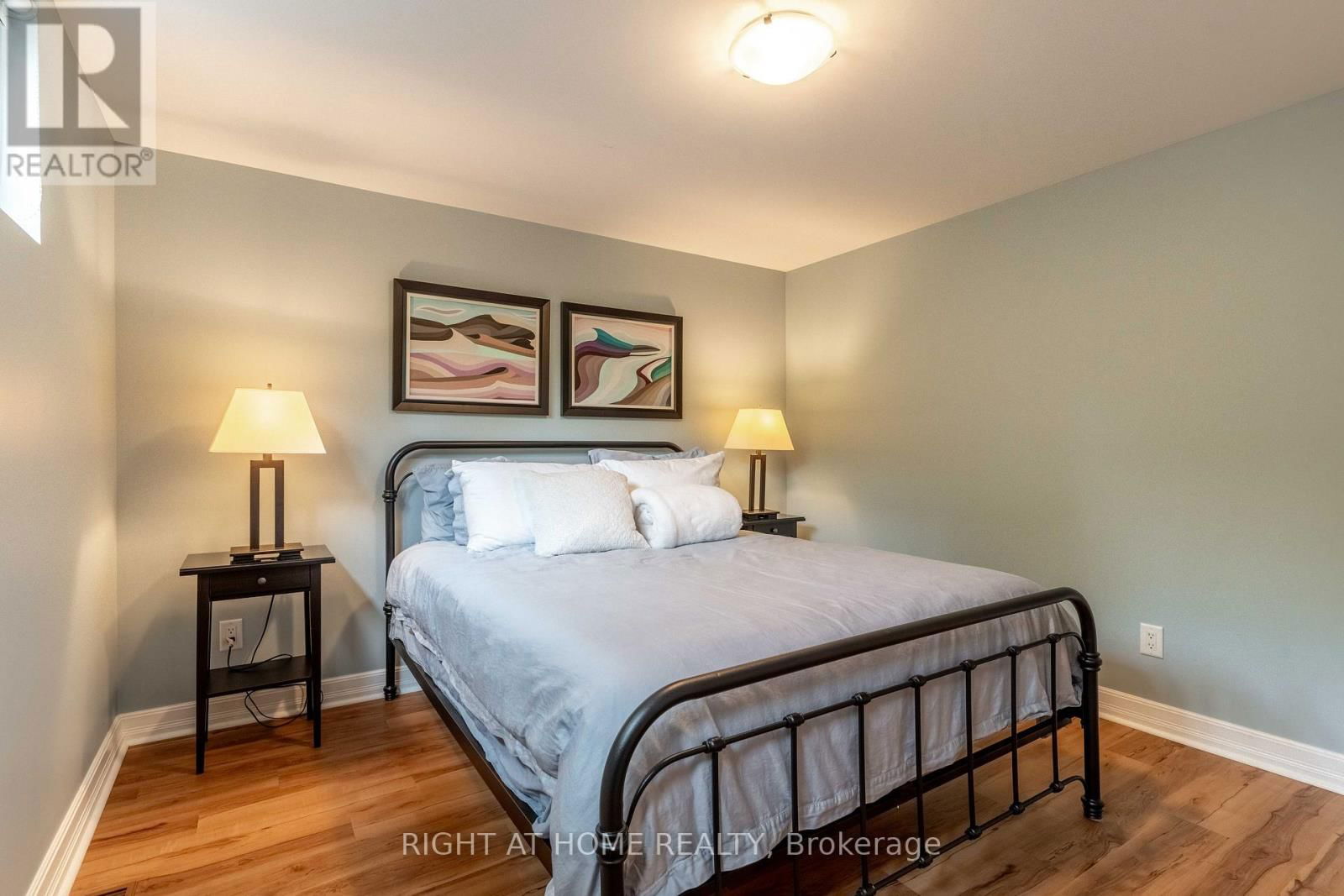 1054 CASTLE HILL CRESCENT Image 40