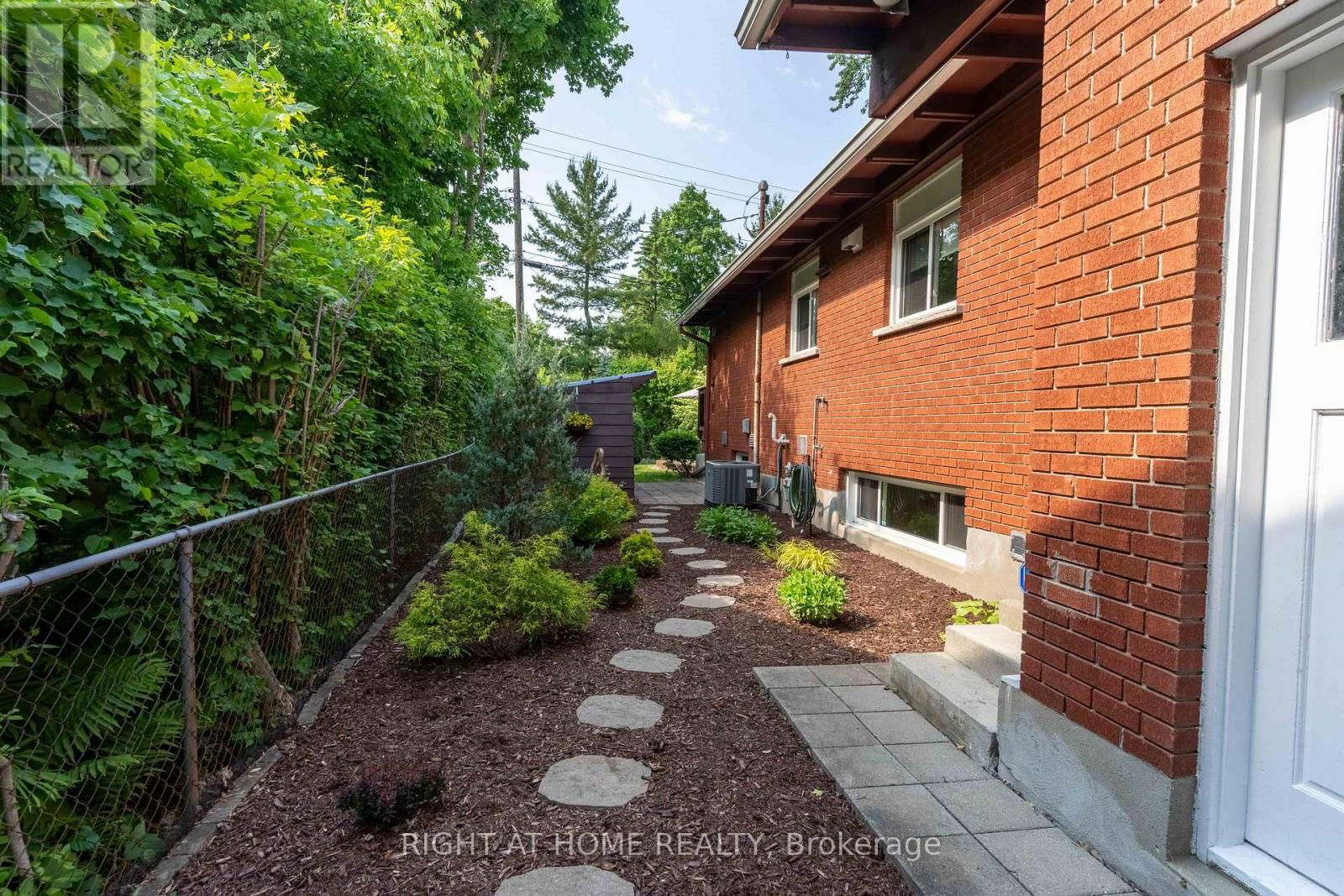 1054 CASTLE HILL CRESCENT Image 41