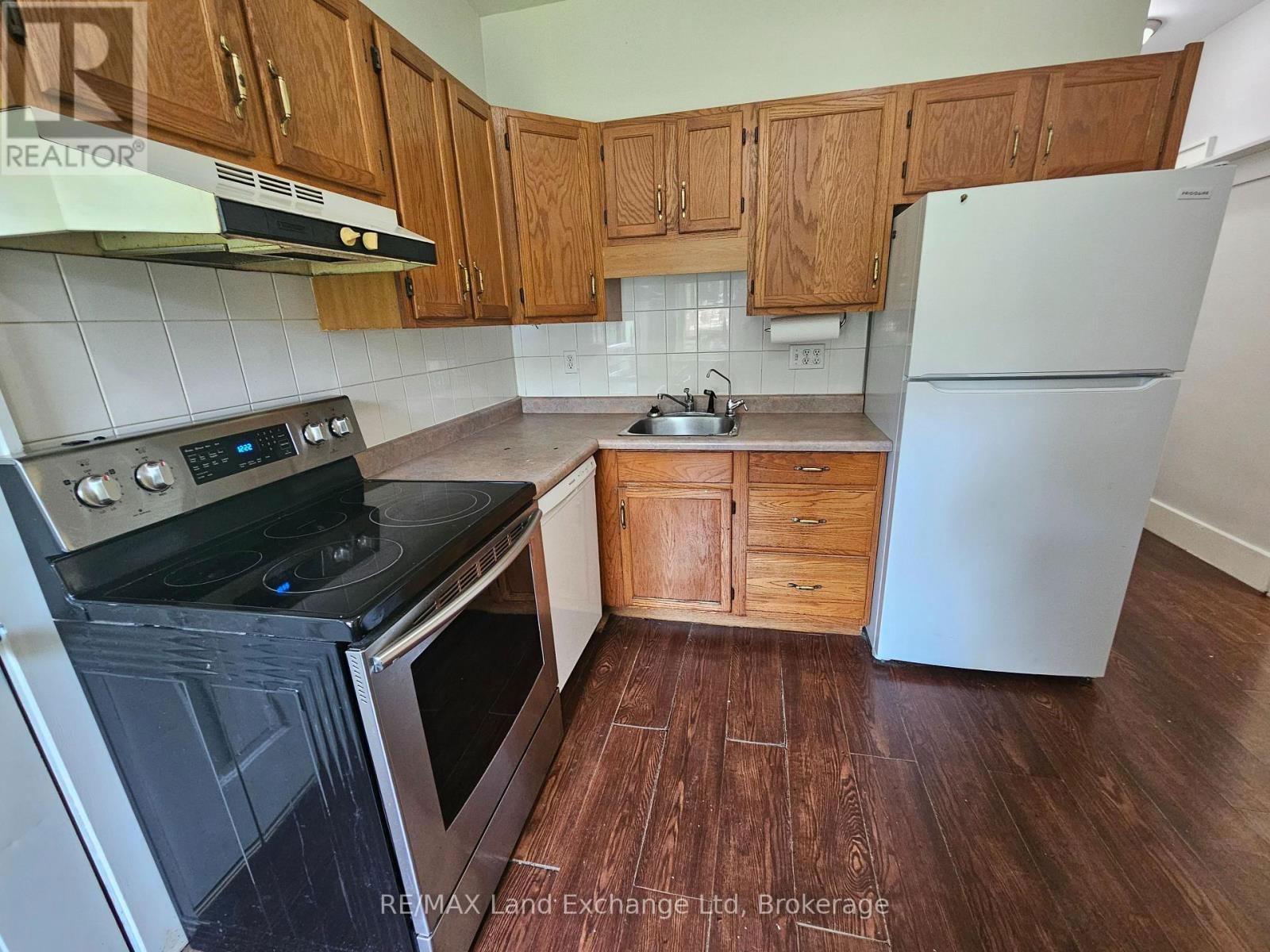 1061 HOWICK STREET Image 25