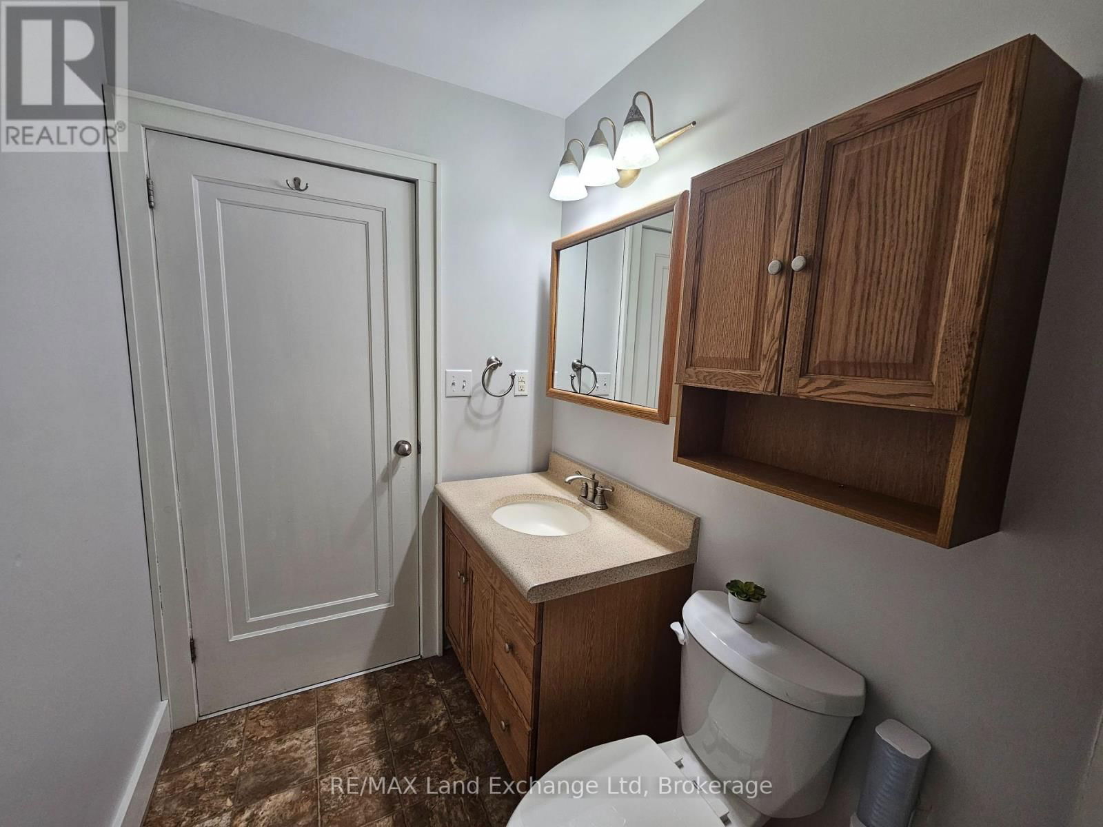 1061 HOWICK STREET Image 31