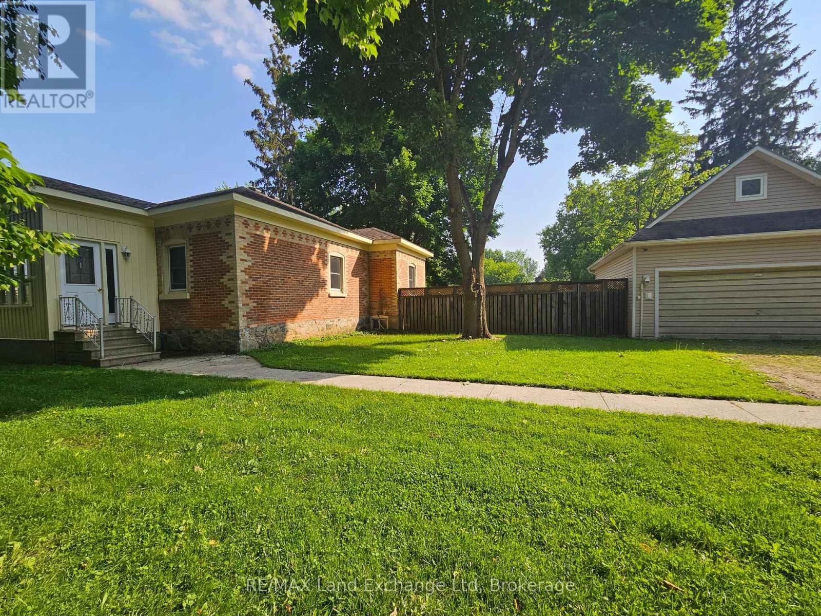 1061 HOWICK STREET Image 36