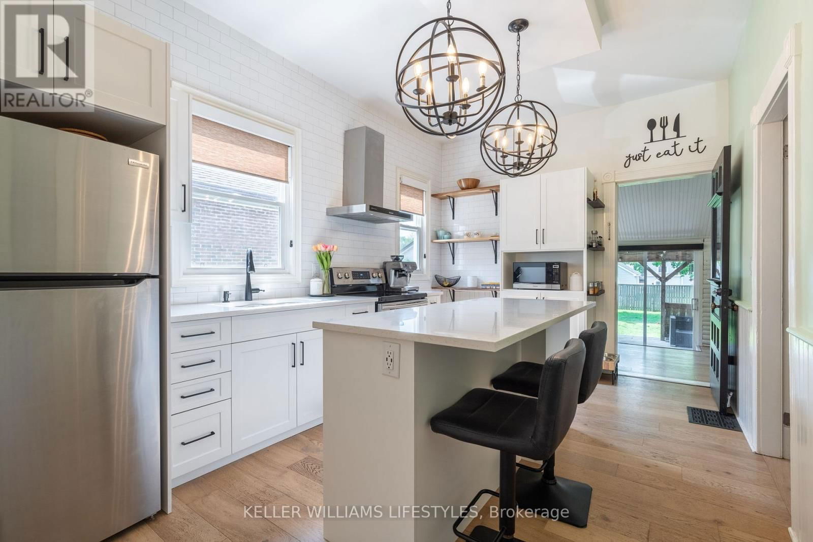 18 SYCAMORE STREET Image 16