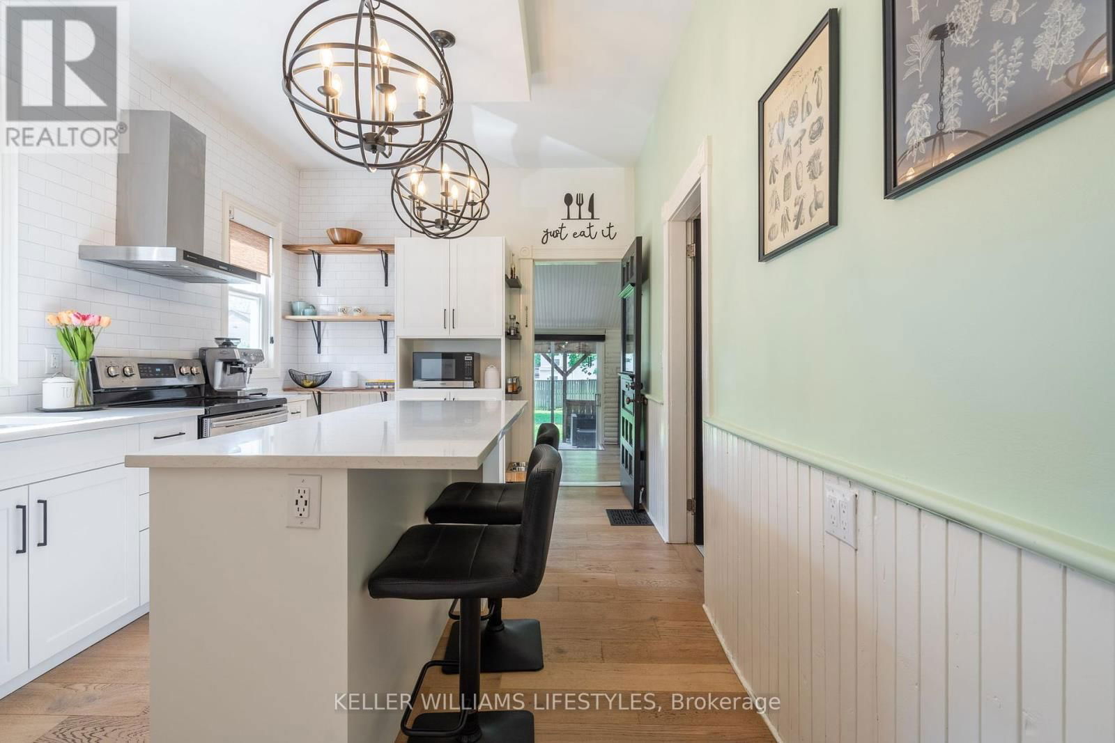 18 SYCAMORE STREET Image 17