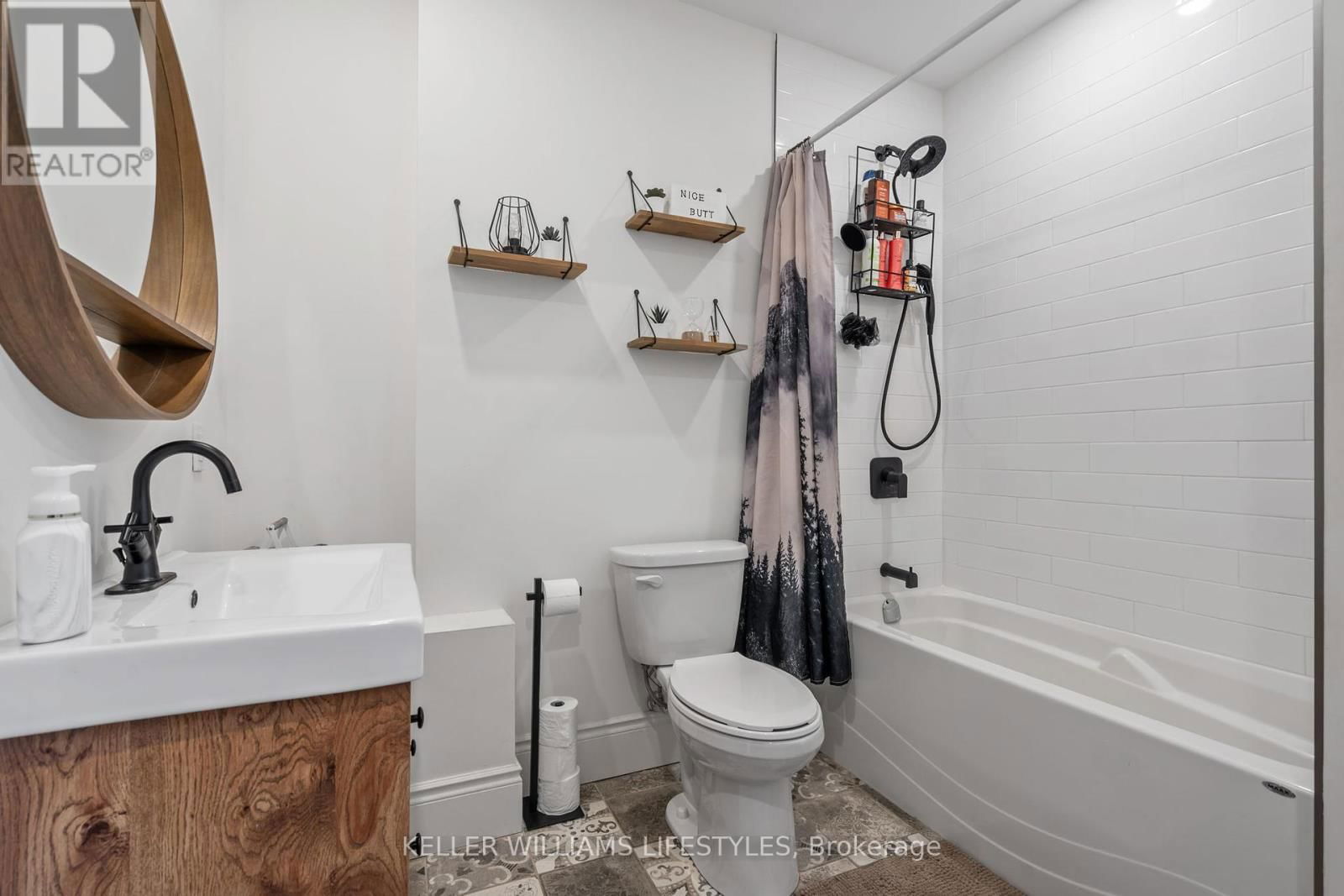 18 SYCAMORE STREET Image 32