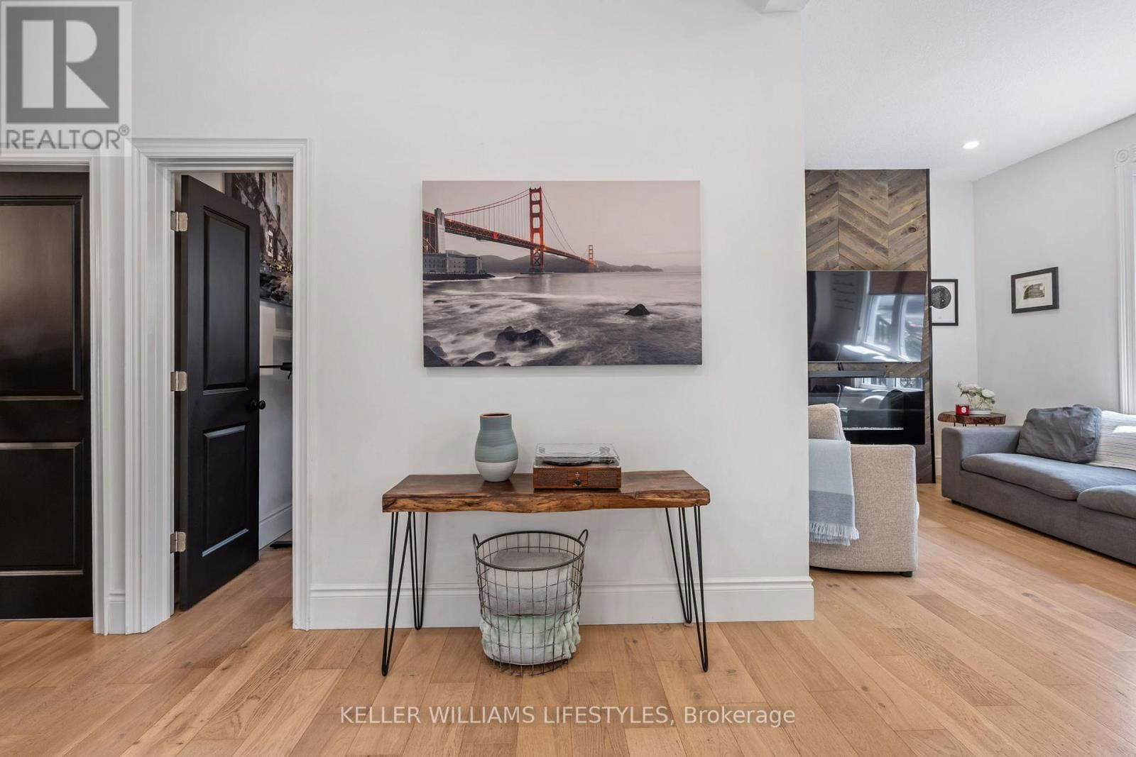 18 SYCAMORE STREET Image 8
