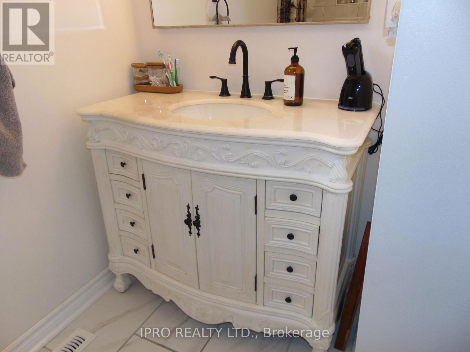64 HAHN AVENUE Image 20