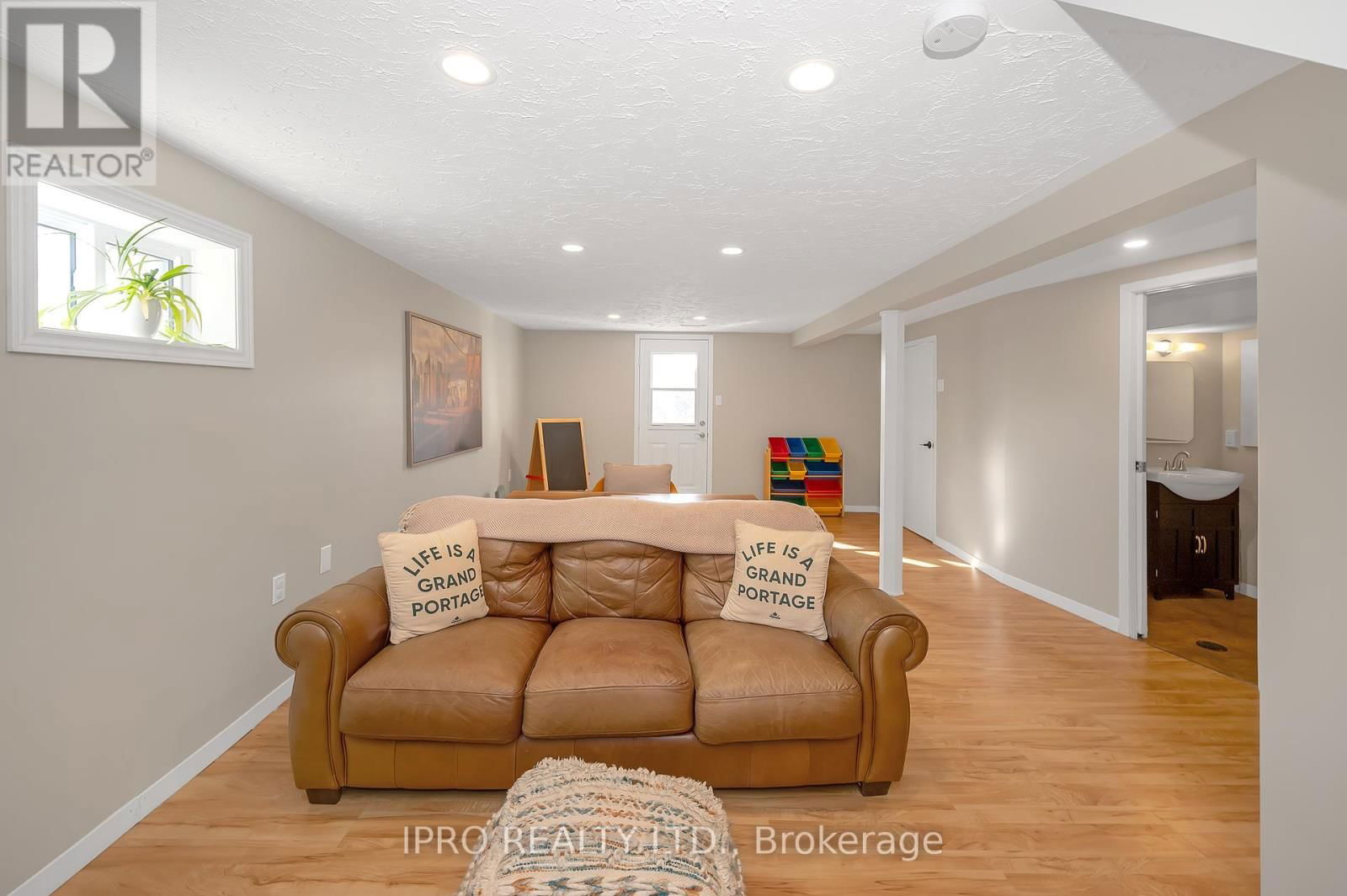 64 HAHN AVENUE Image 27