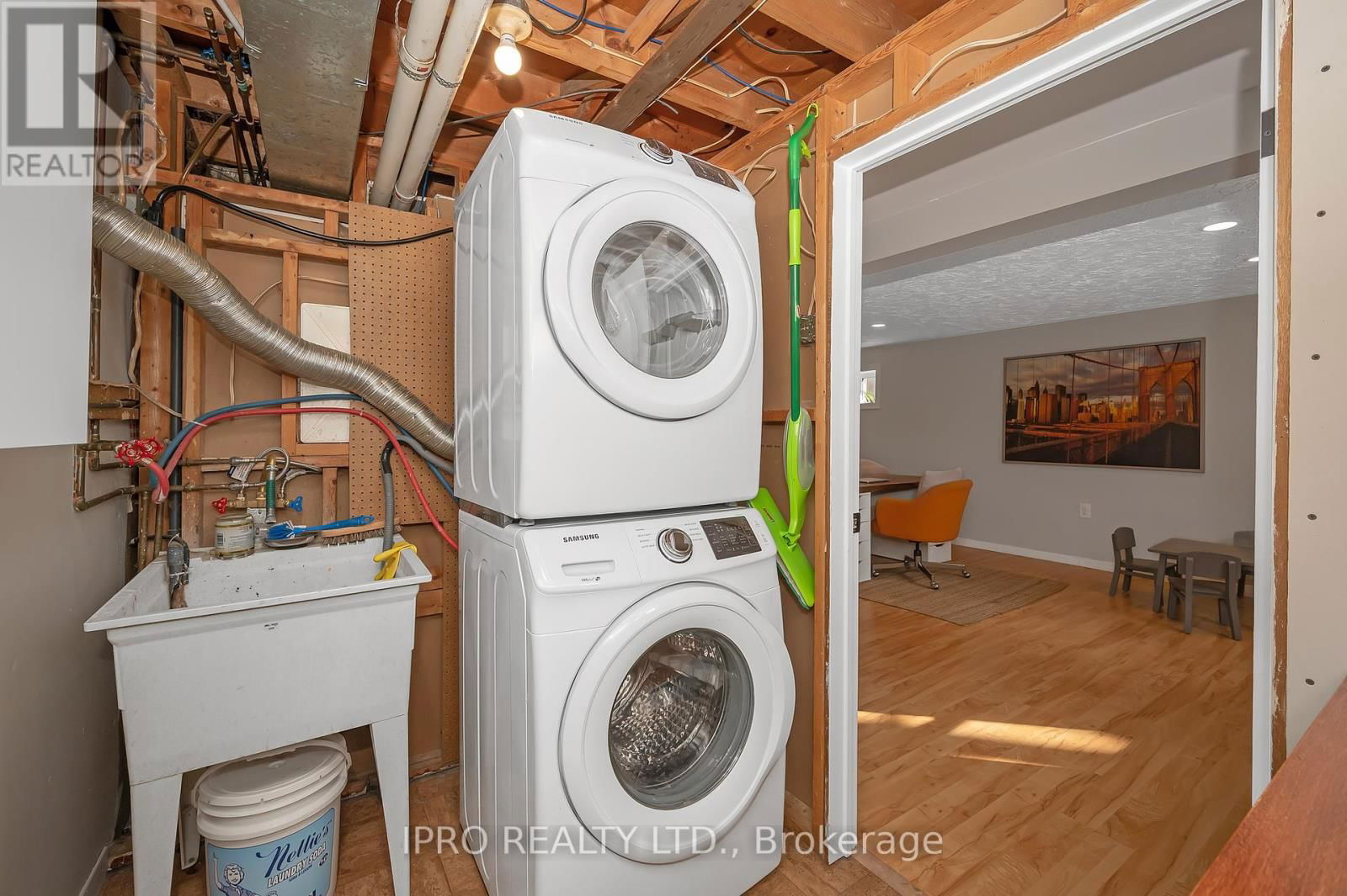 64 HAHN AVENUE Image 29
