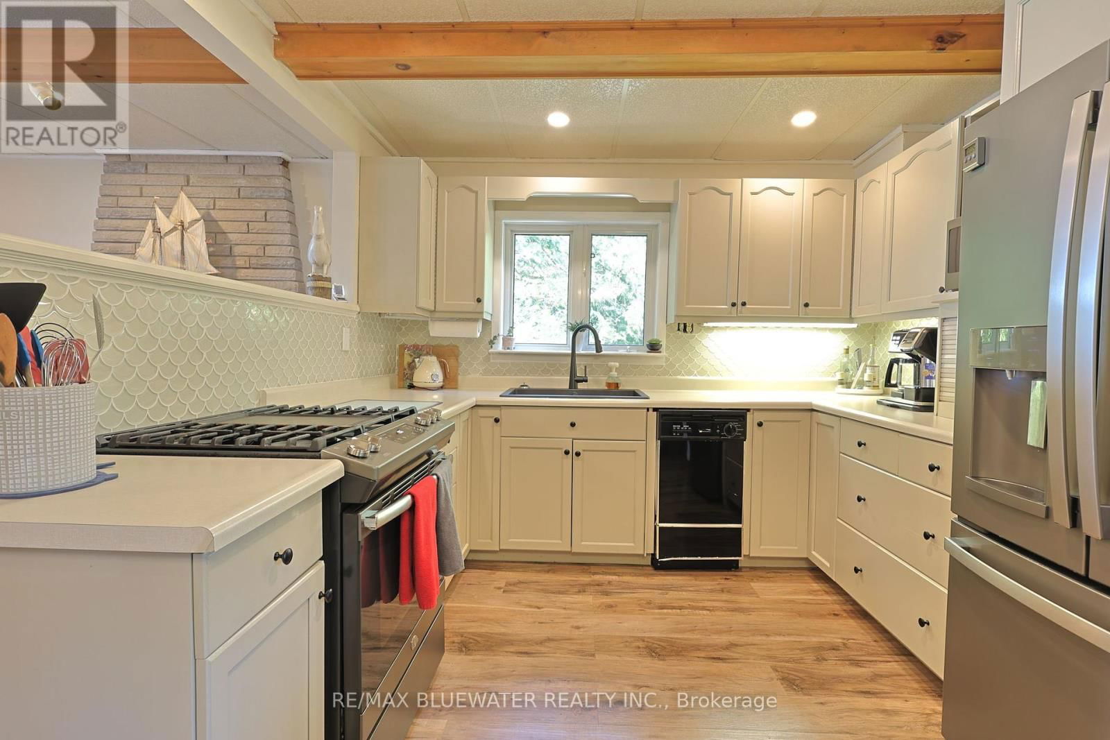 72209 LAKESHORE DRIVE Image 4