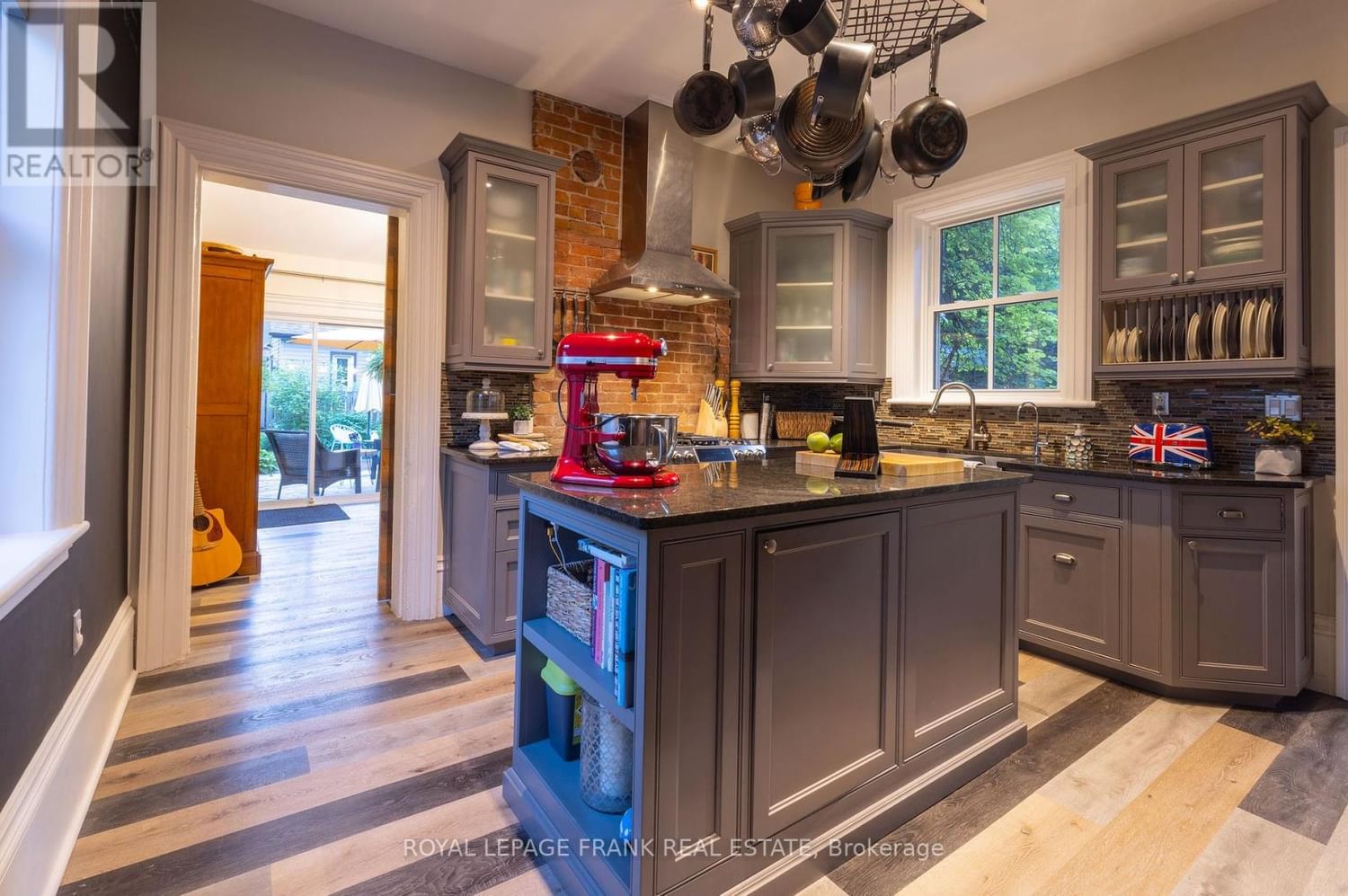454 WELLER STREET Image 16