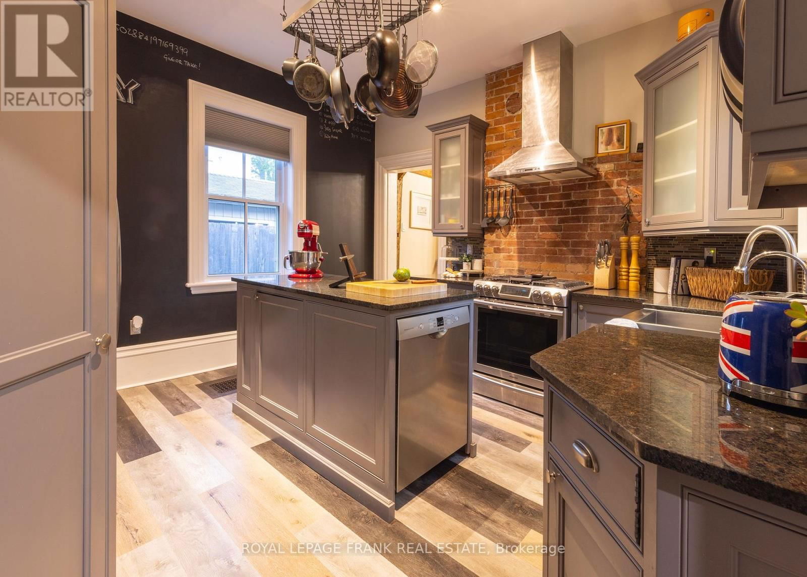 454 WELLER STREET Image 17