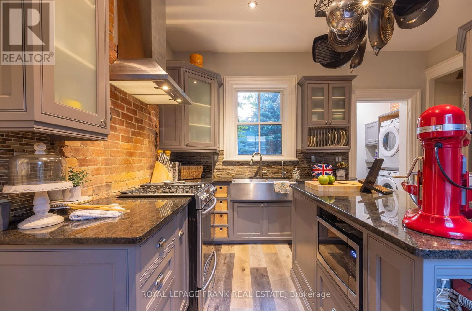 454 WELLER STREET Image 18