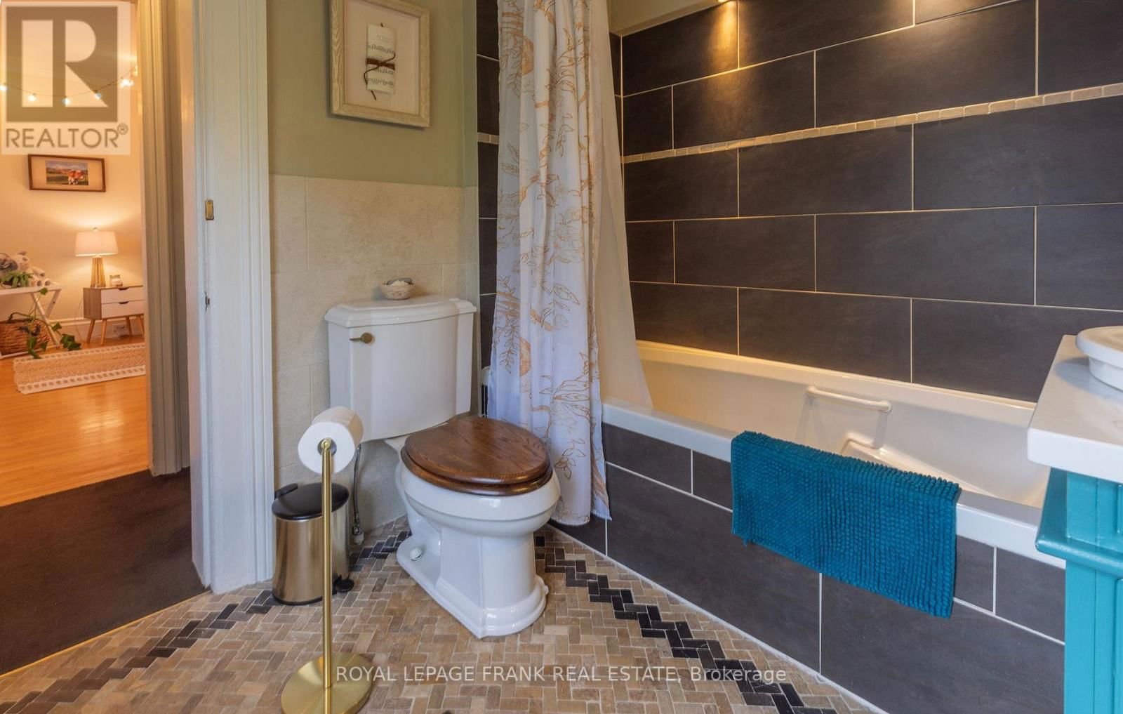 454 WELLER STREET Image 29