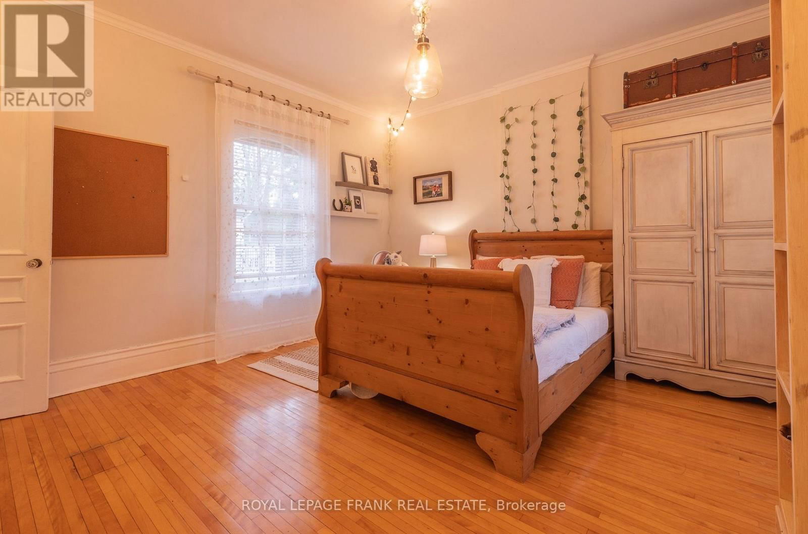 454 WELLER STREET Image 32