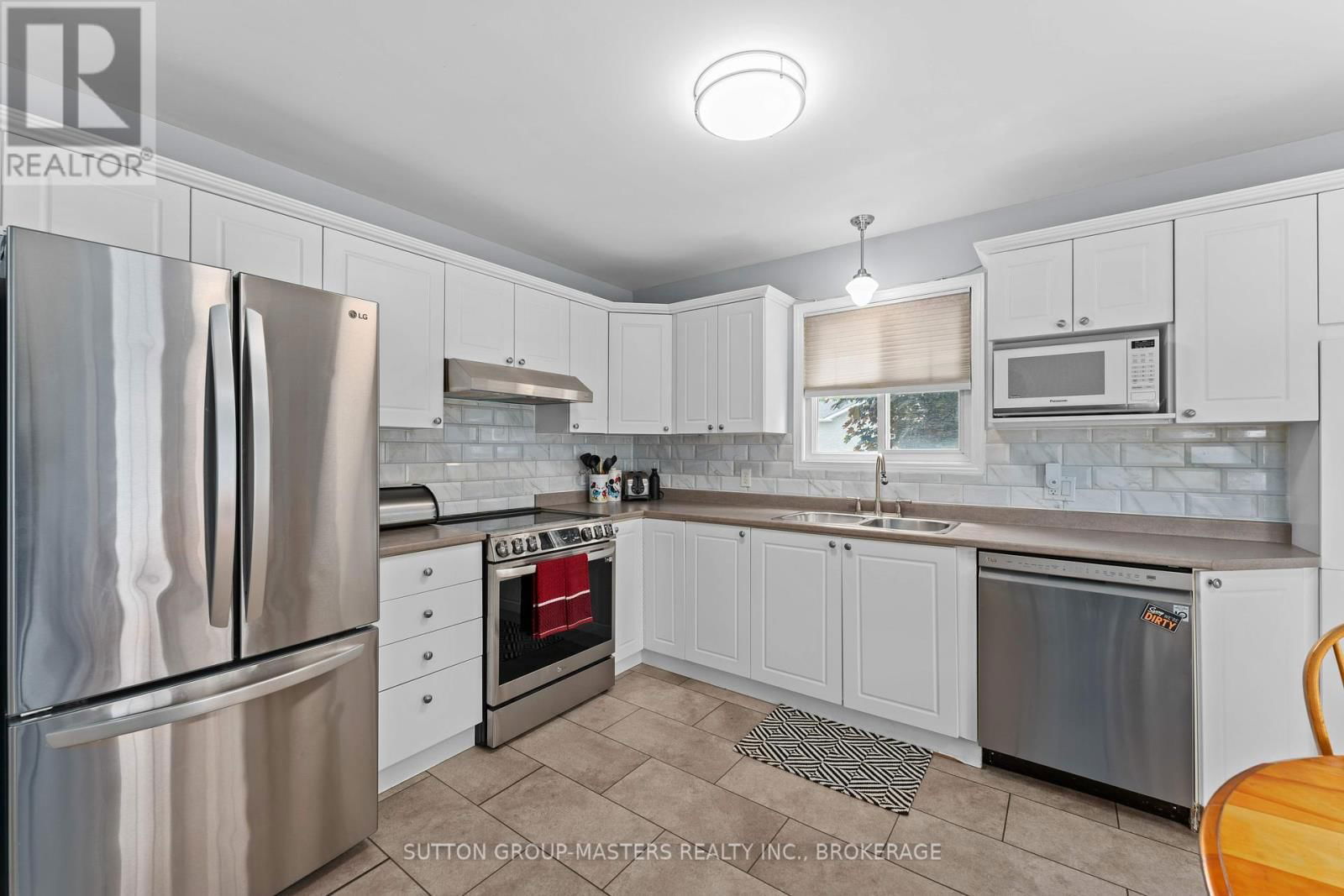 916 RAINBOW CRESCENT Image 14