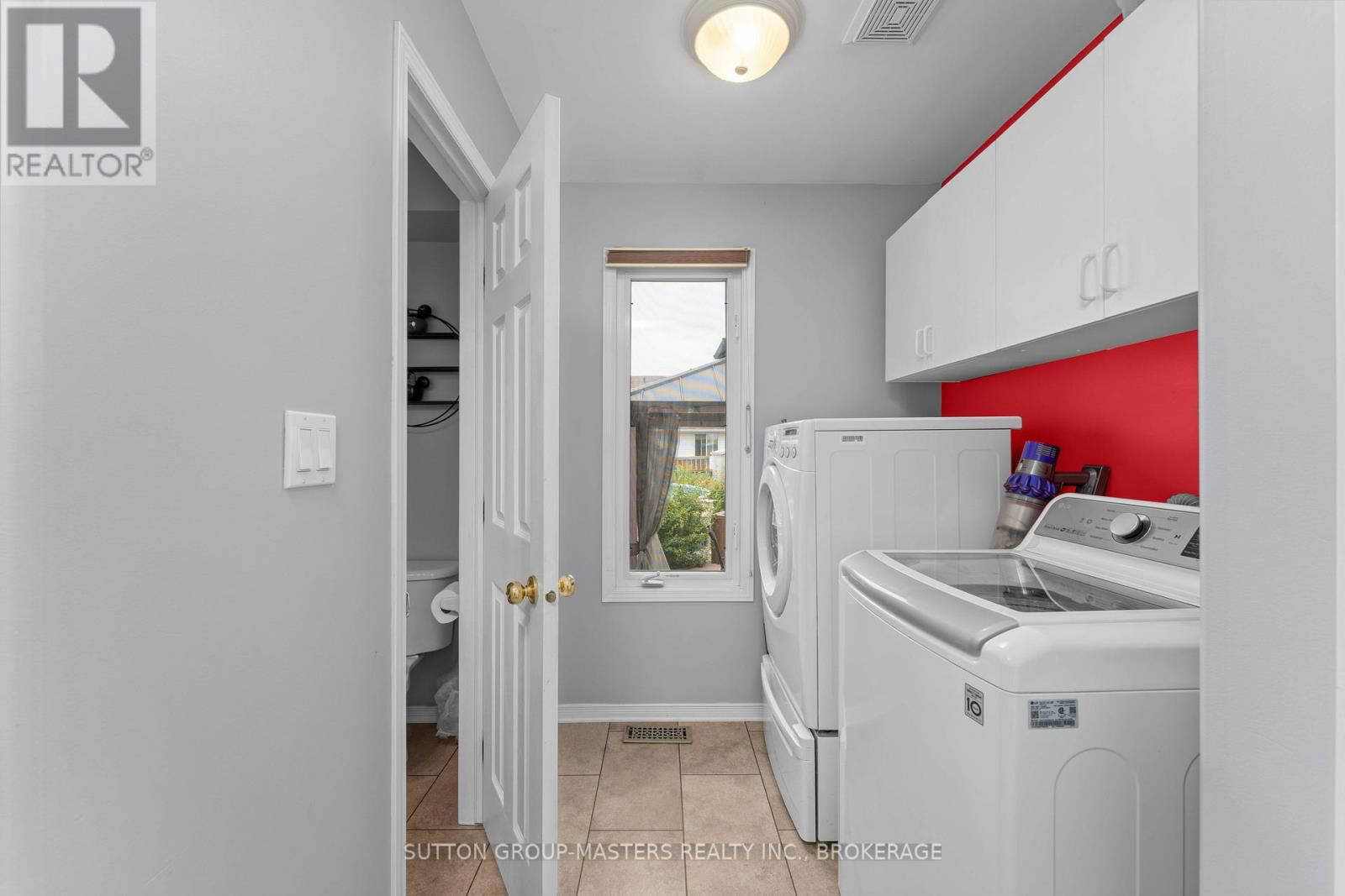 916 RAINBOW CRESCENT Image 17