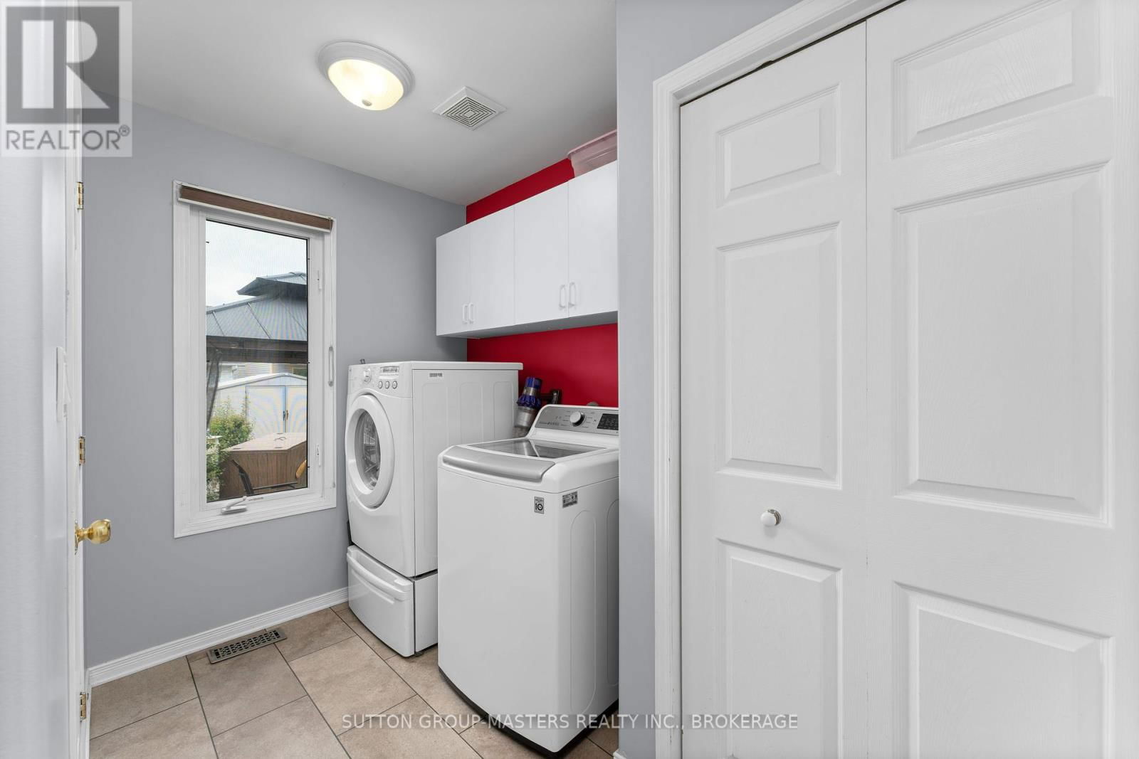 916 RAINBOW CRESCENT Image 18