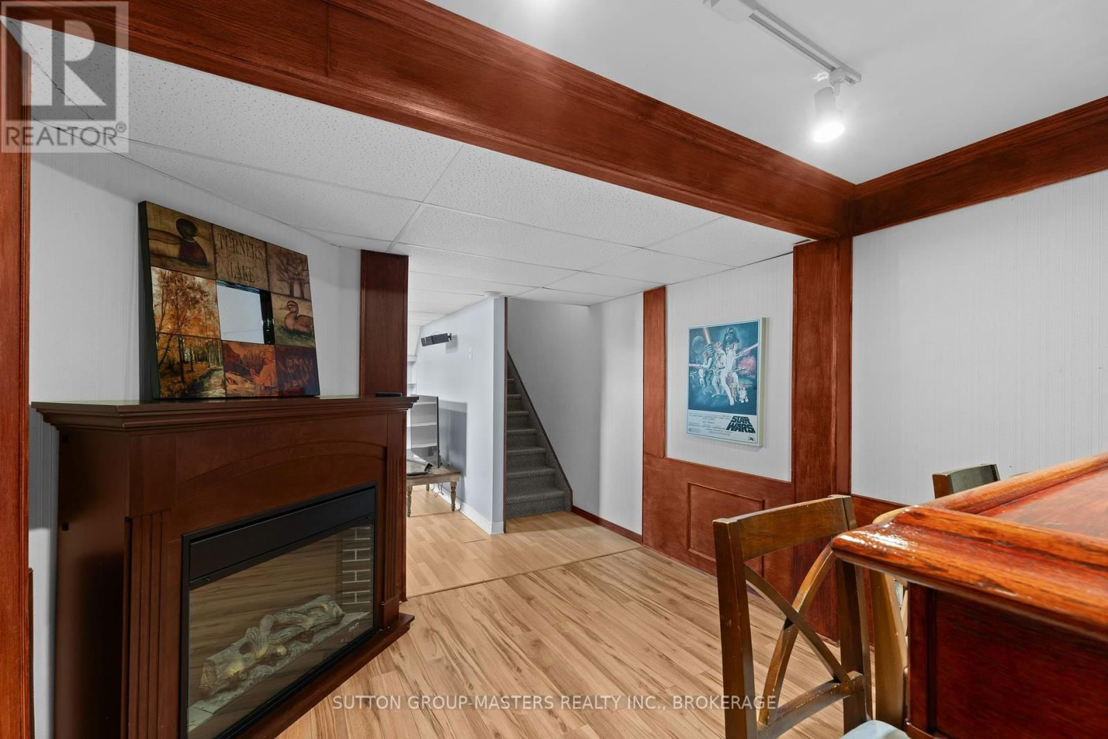 916 RAINBOW CRESCENT Image 33