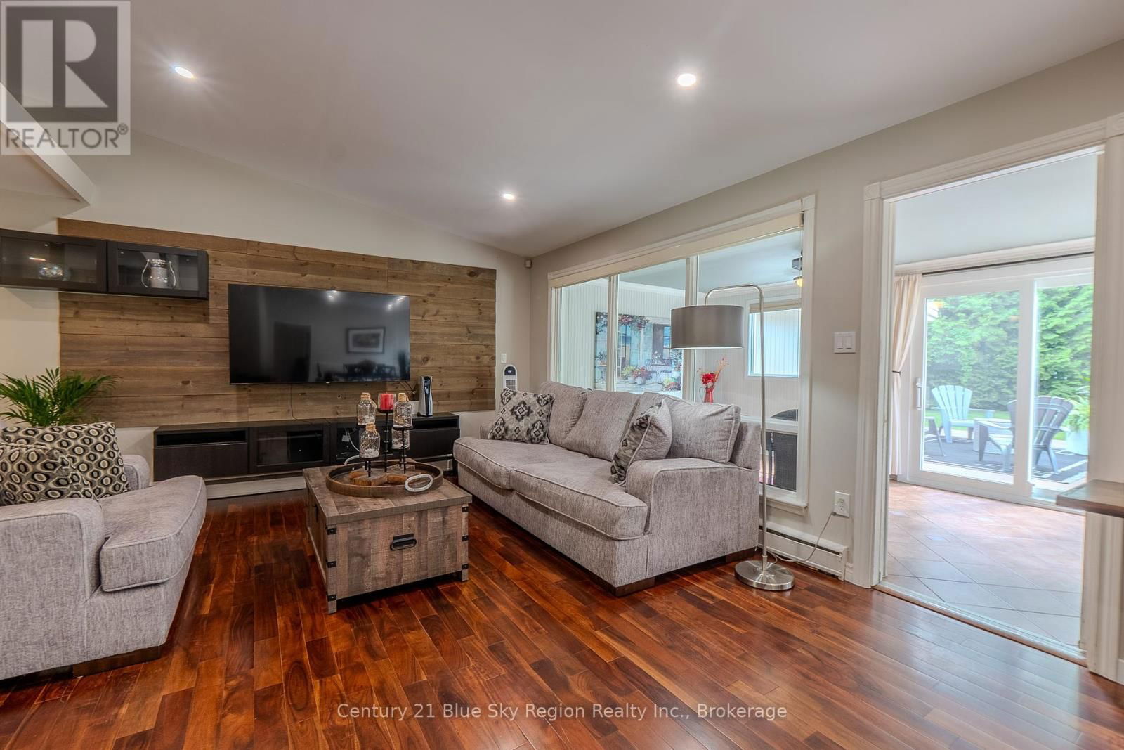 50 CAMPBELL AVENUE EAST Image 21