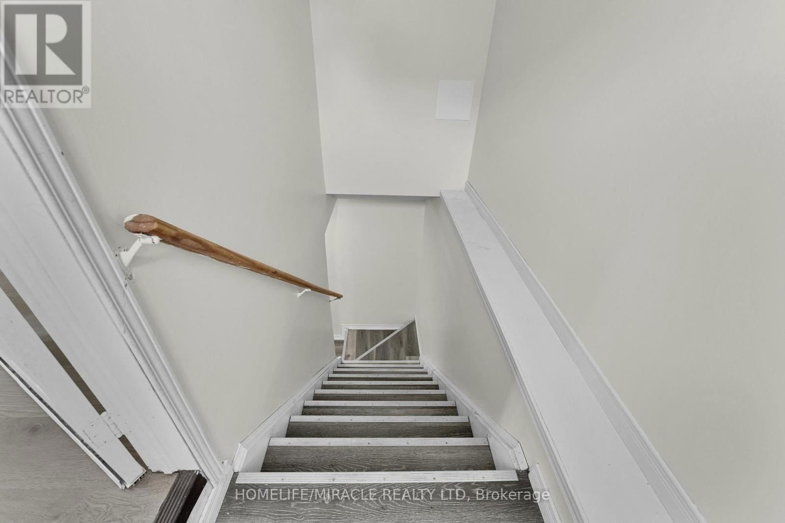 120 JANSEN AVENUE Image 25