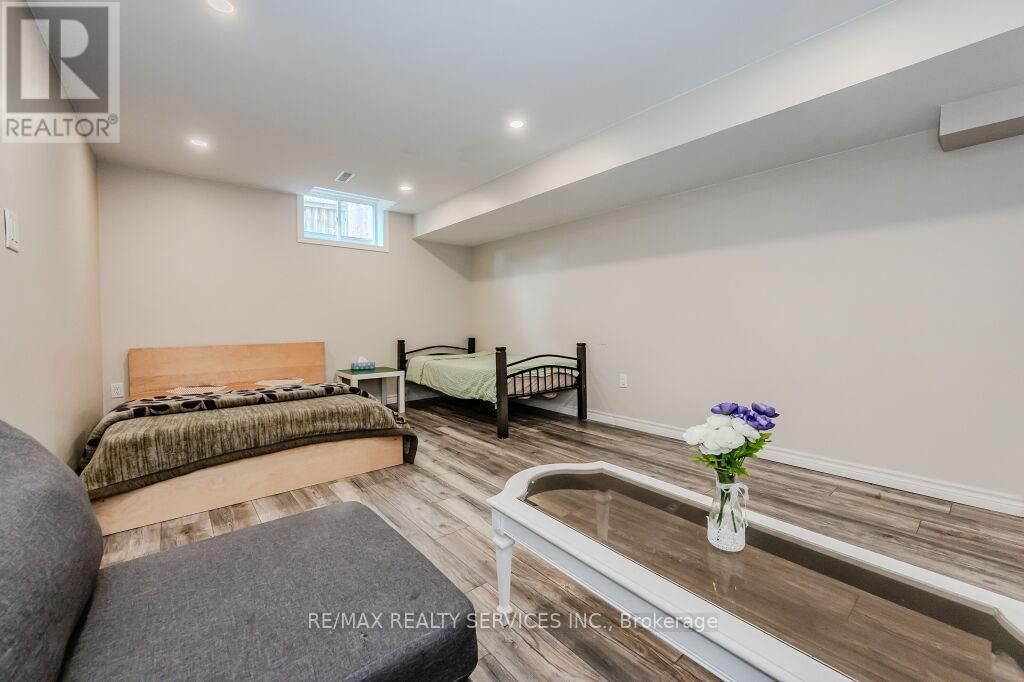 100 ACORN WAY Image 32