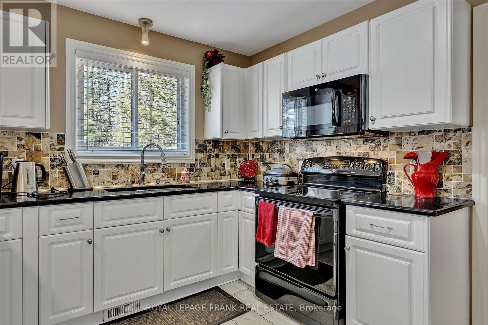 18 EAST BEEHIVE DRIVE Image 15