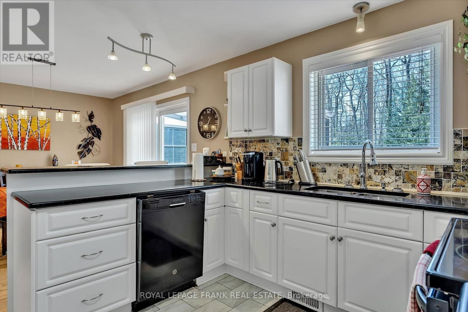18 EAST BEEHIVE DRIVE Image 16