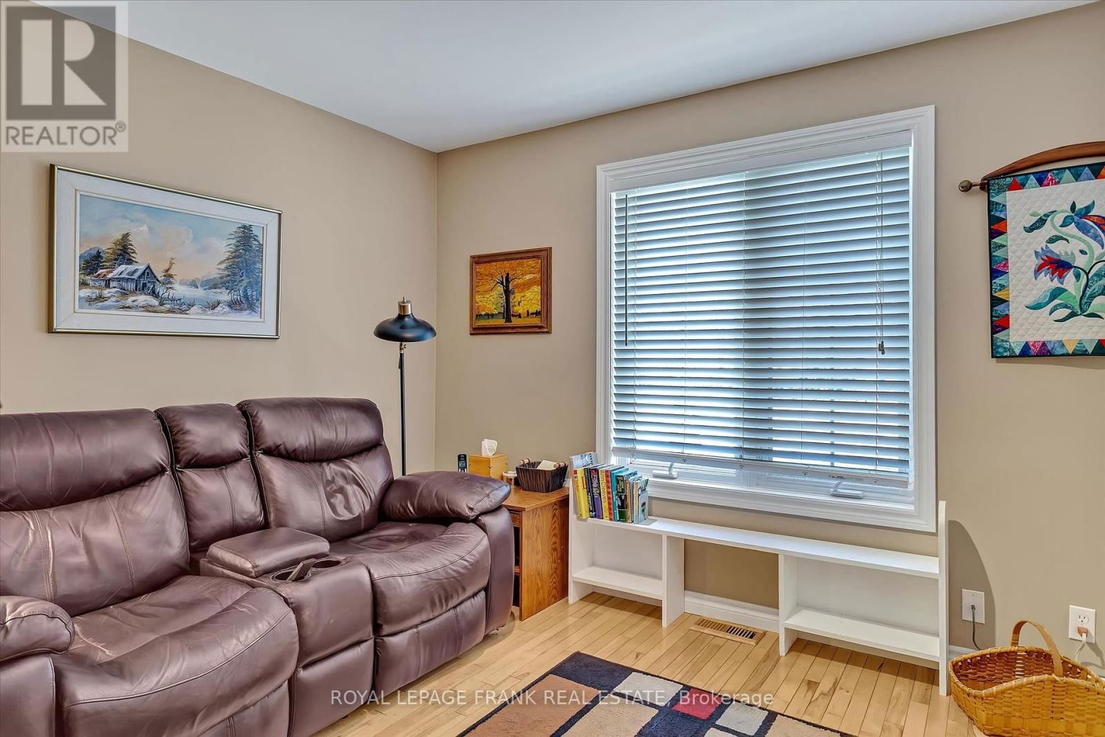 18 EAST BEEHIVE DRIVE Image 27