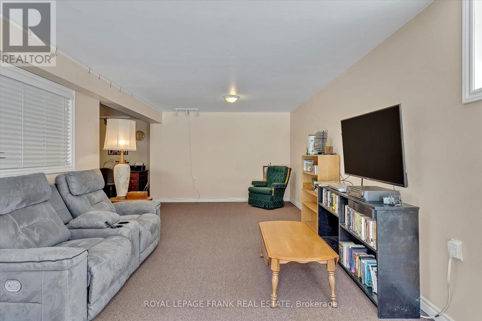 18 EAST BEEHIVE DRIVE Image 33