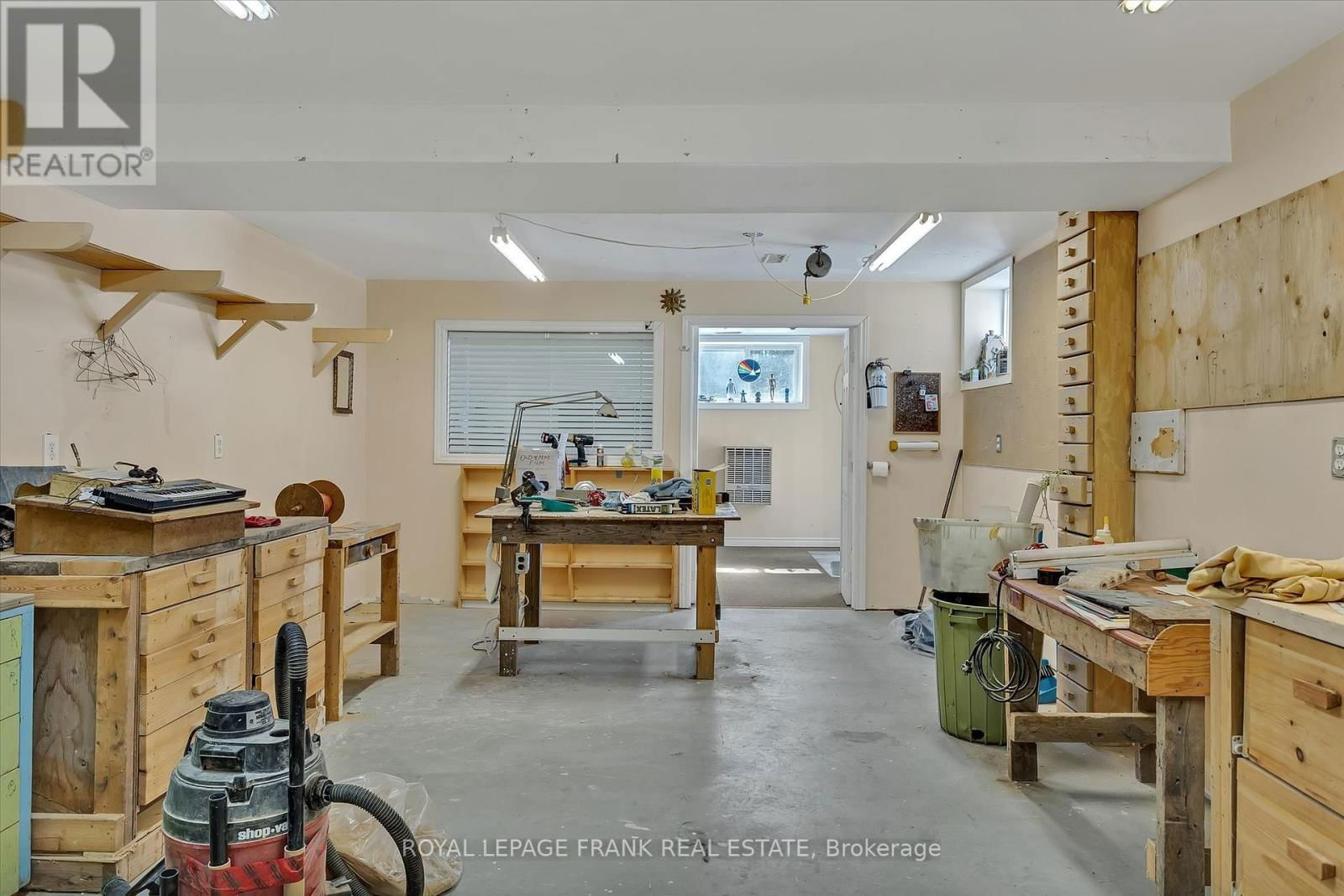 18 EAST BEEHIVE DRIVE Image 35