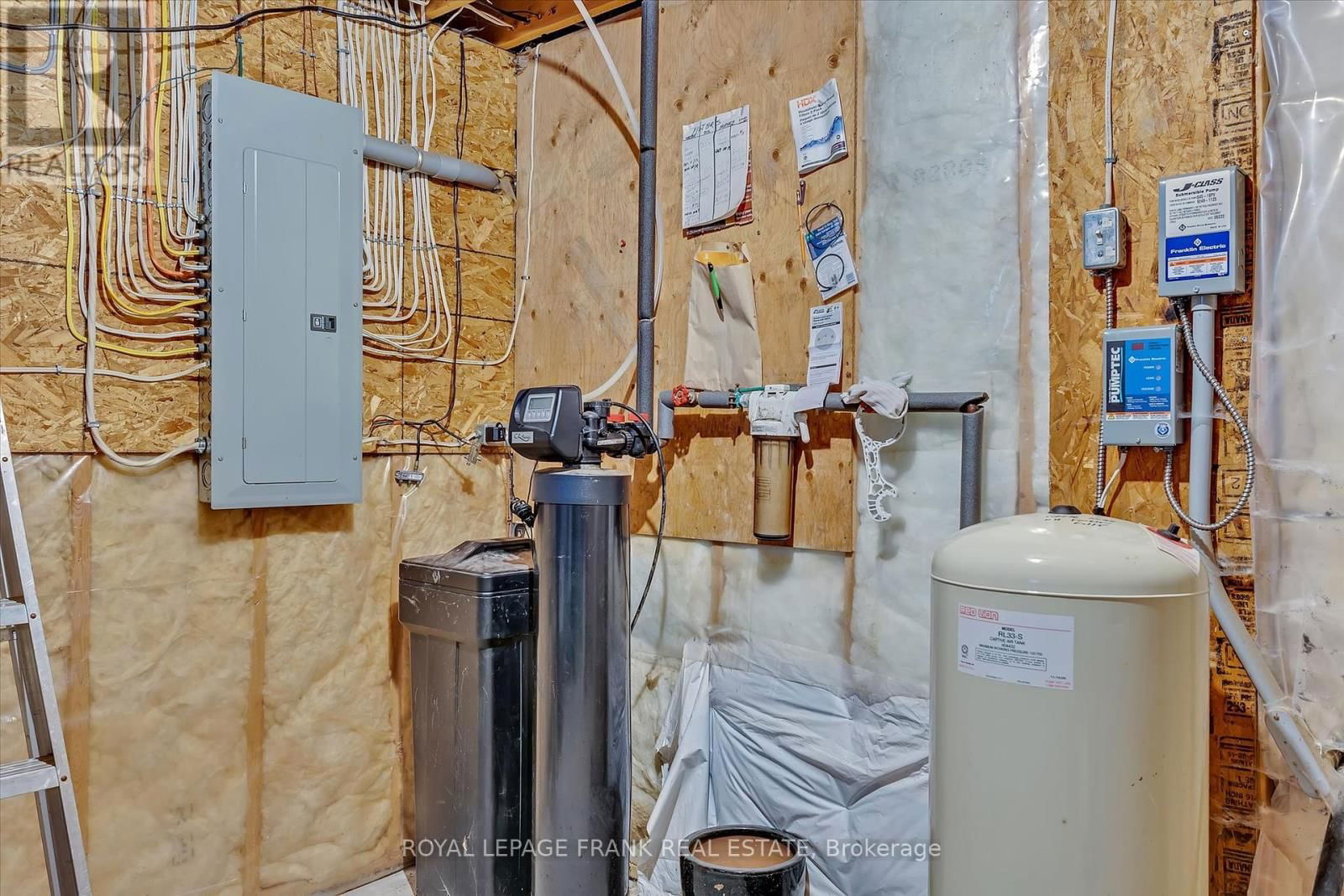 18 EAST BEEHIVE DRIVE Image 38