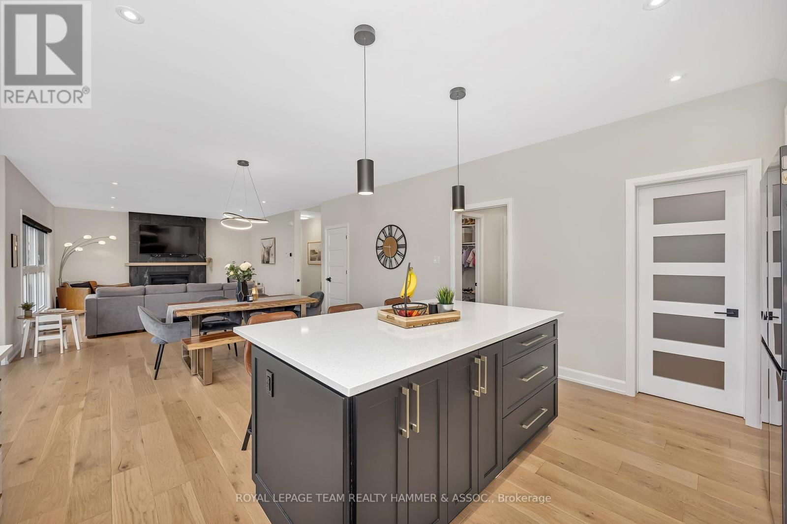 332 MOONLIGHT DRIVE Image 18