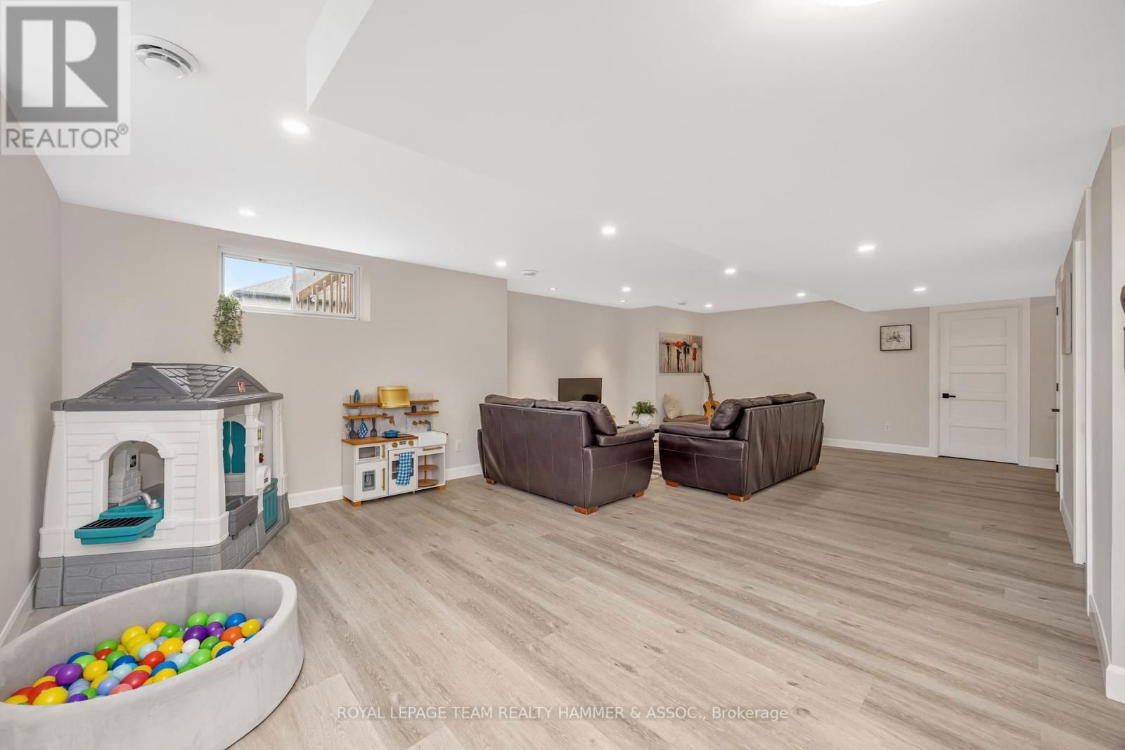332 MOONLIGHT DRIVE Image 36