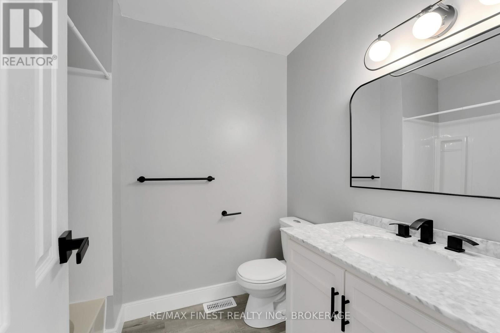 21 CARRIAGE COURT AVENUE Image 11