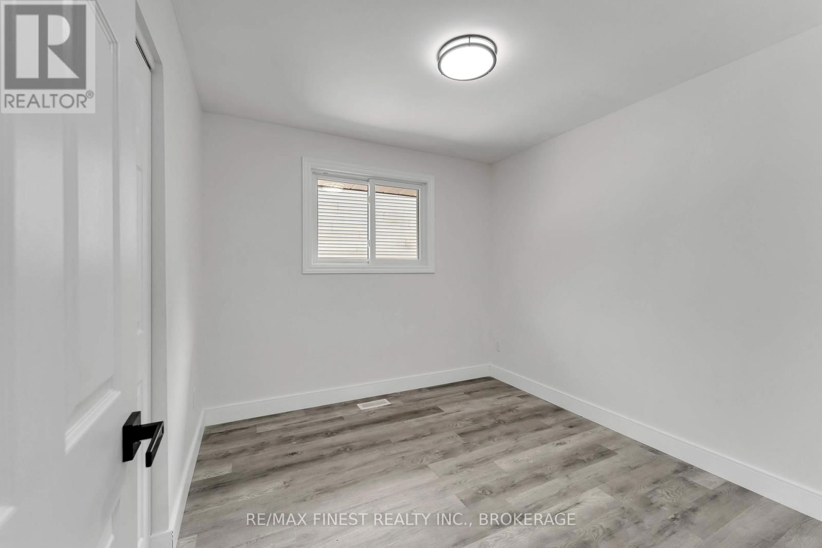 21 CARRIAGE COURT AVENUE Image 12