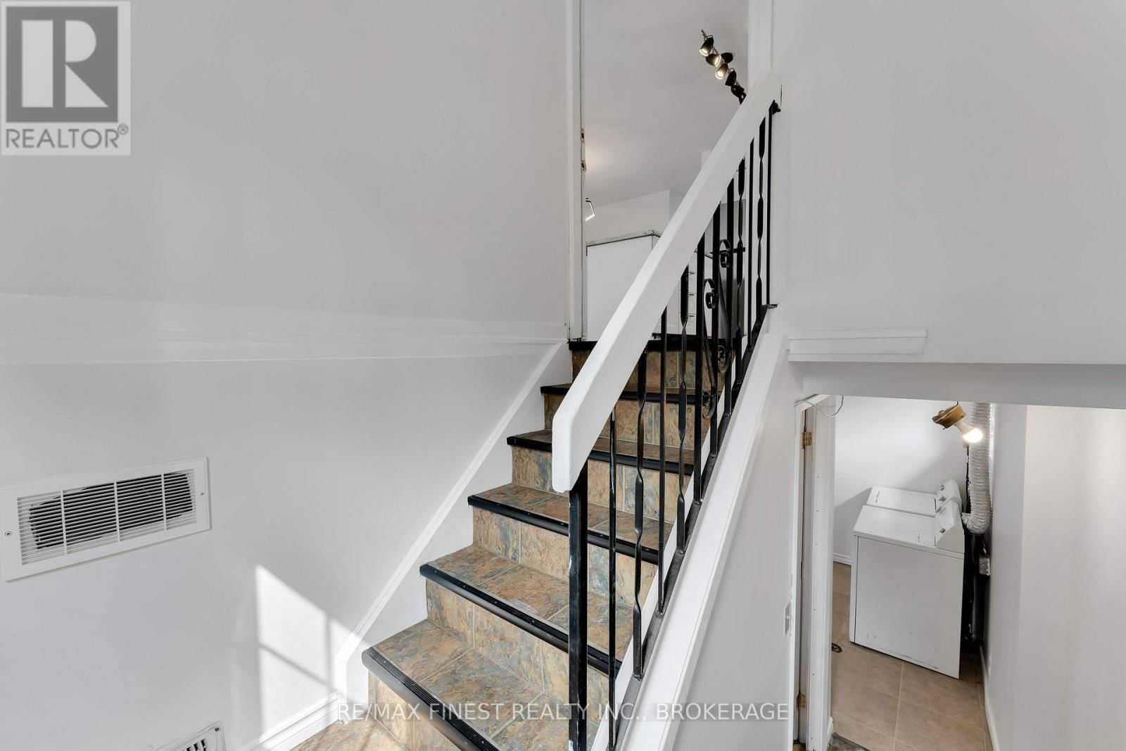 21 CARRIAGE COURT AVENUE Image 18