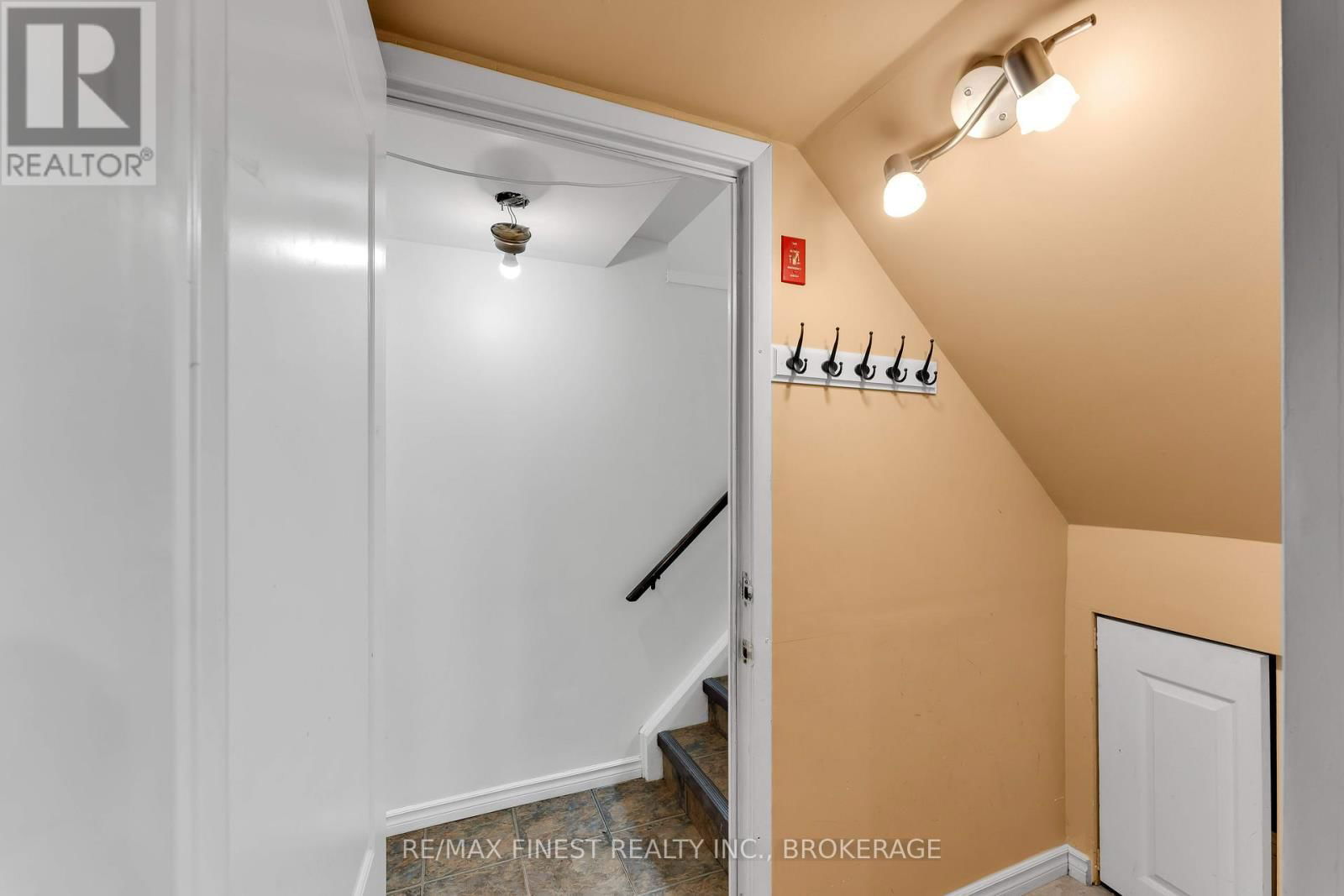 21 CARRIAGE COURT AVENUE Image 20
